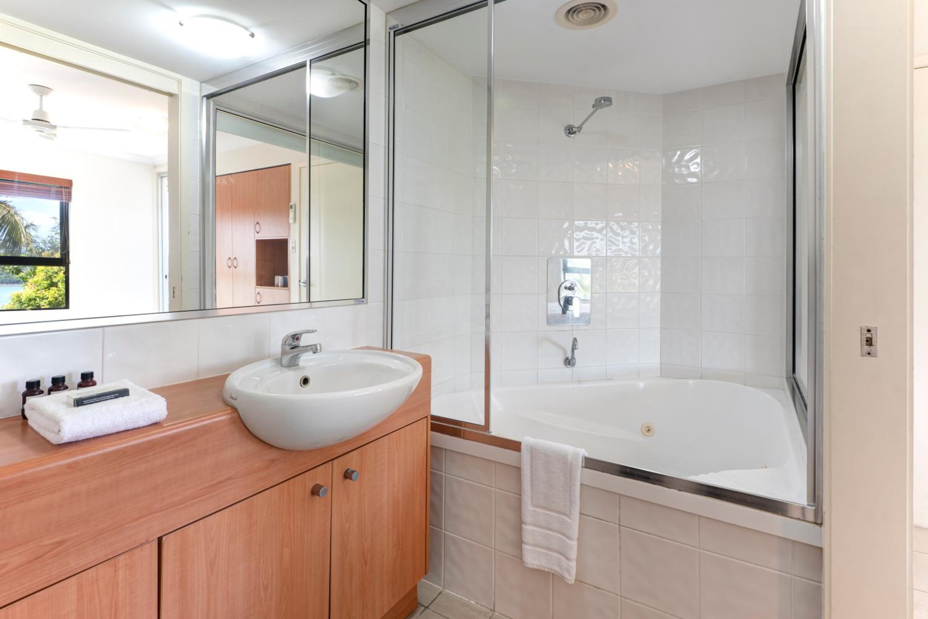 Oasis Apartments on Hamilton Island by HIHA