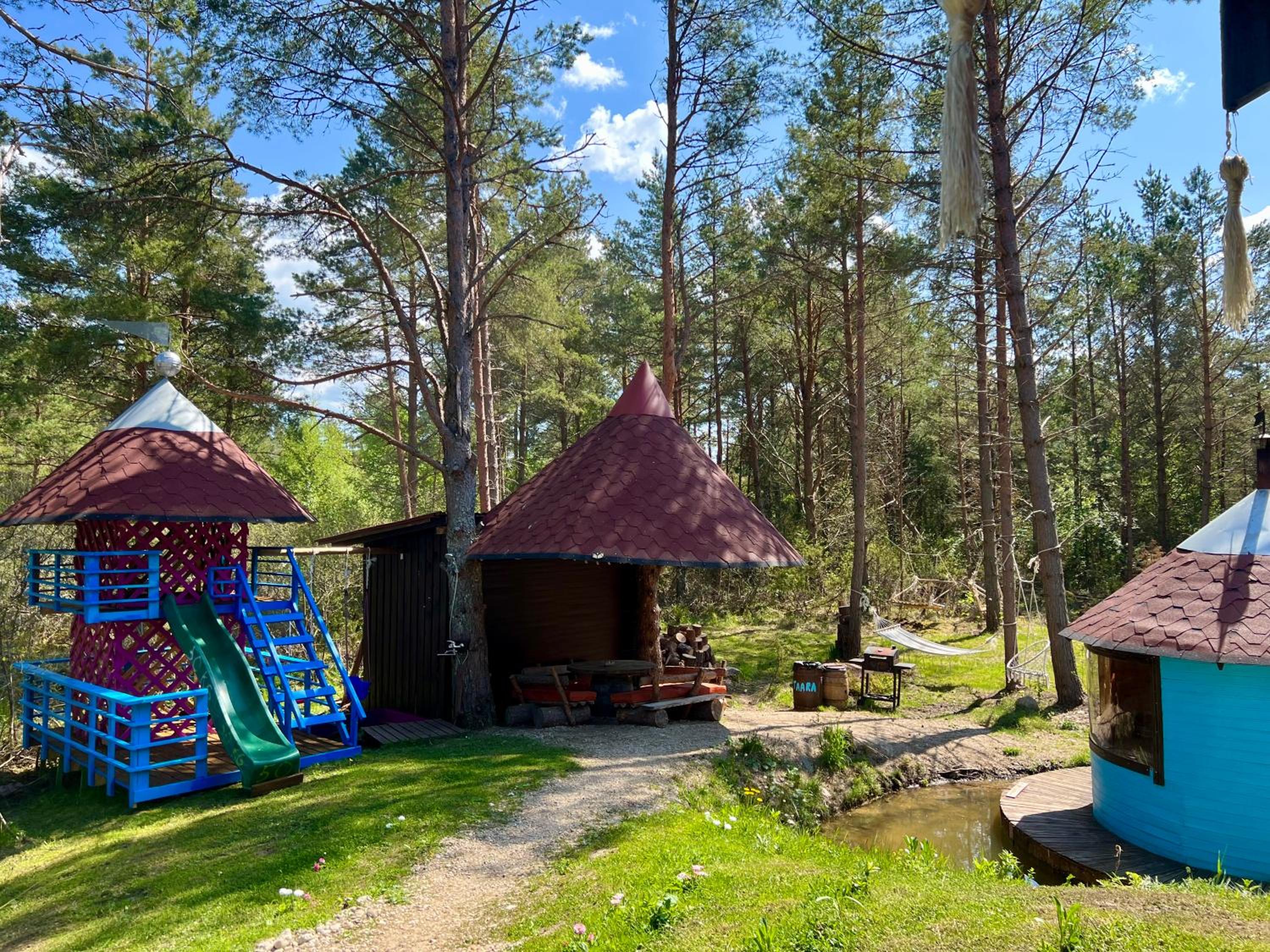 Roosa maja parvesaunaga