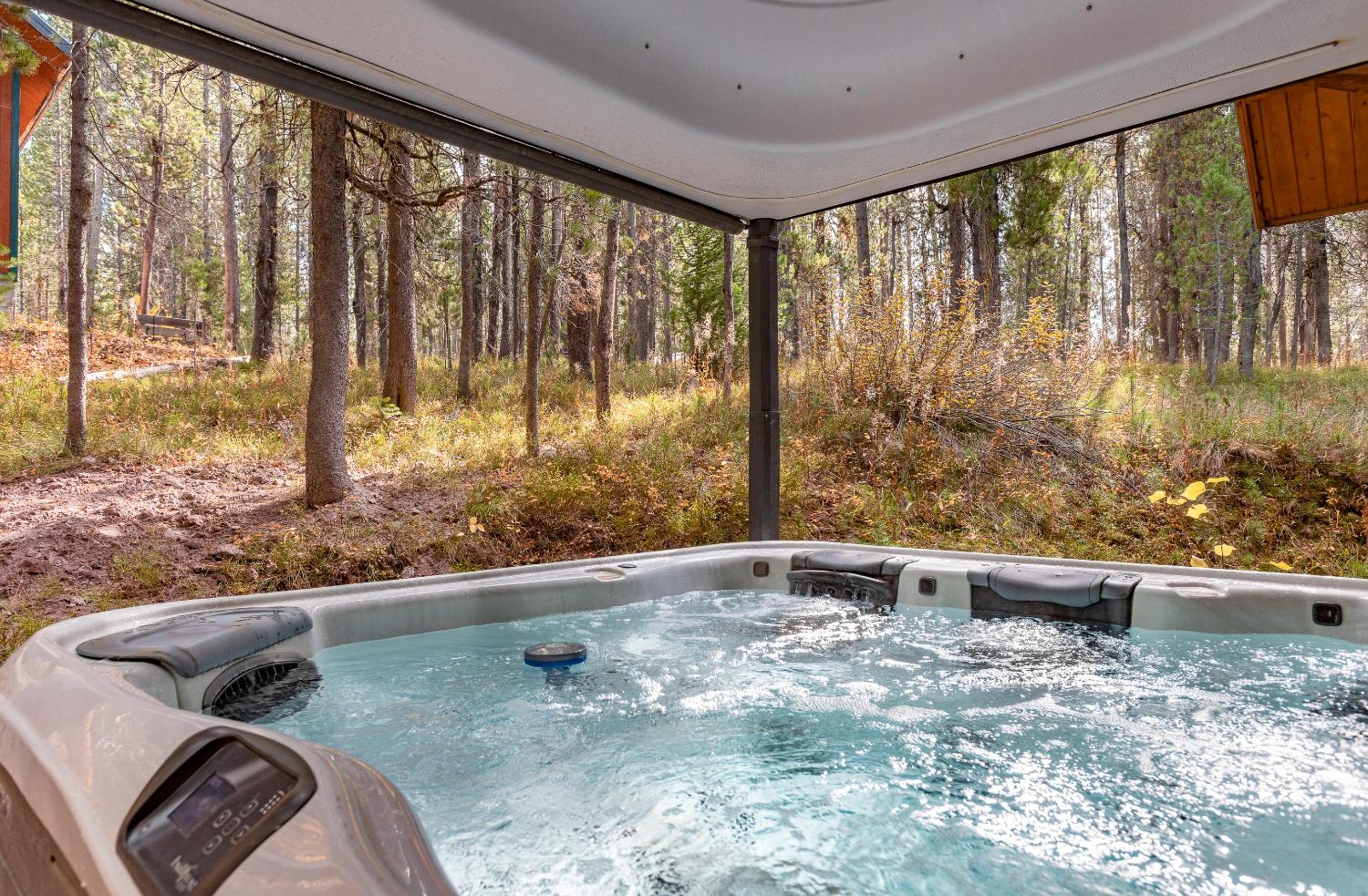 Henrys Cast by KABINO Hot Tub Large Driveway PS4 Dog Friendly Fire Pit Fireplace view 2