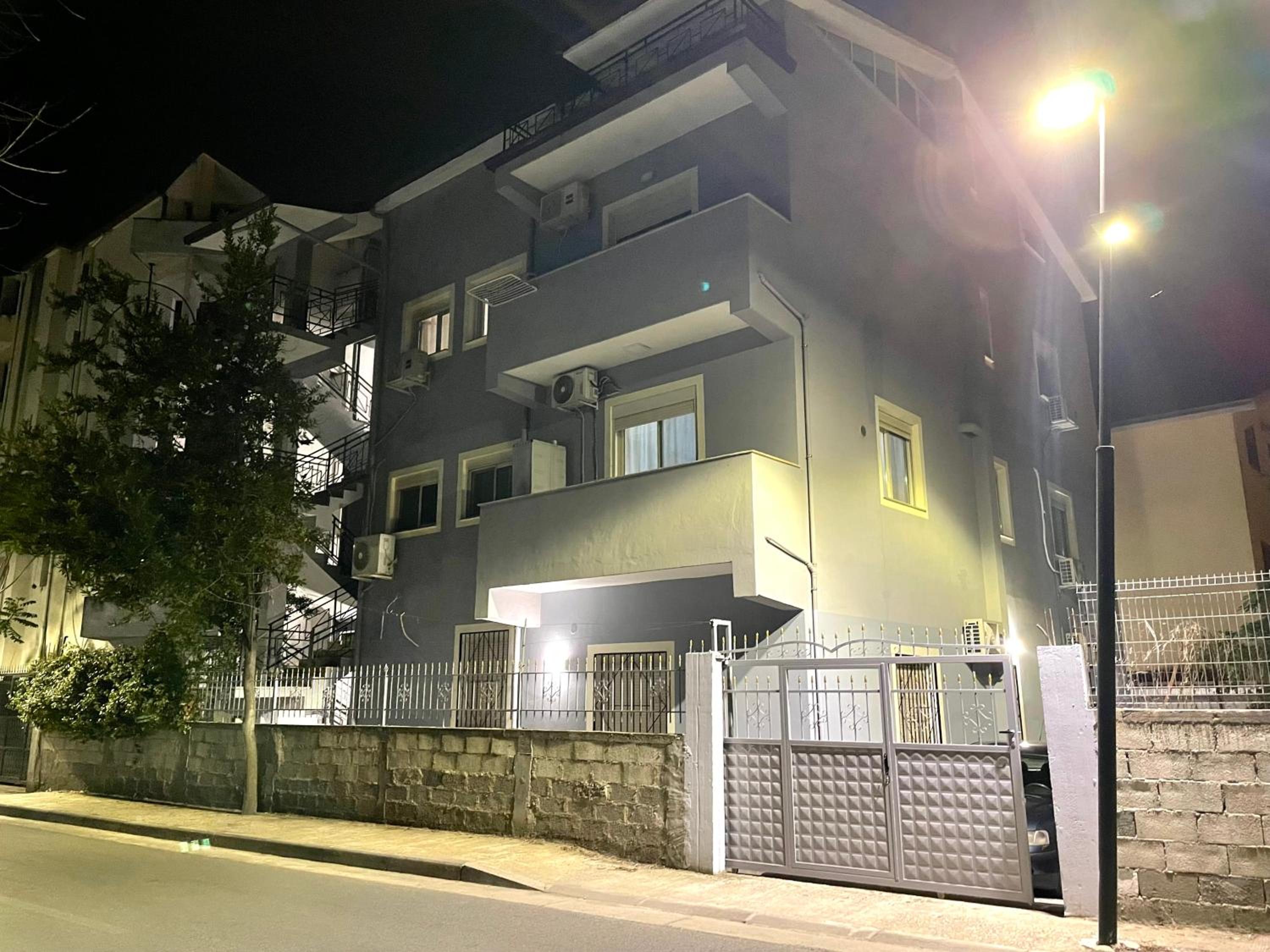 Lumturi Resident