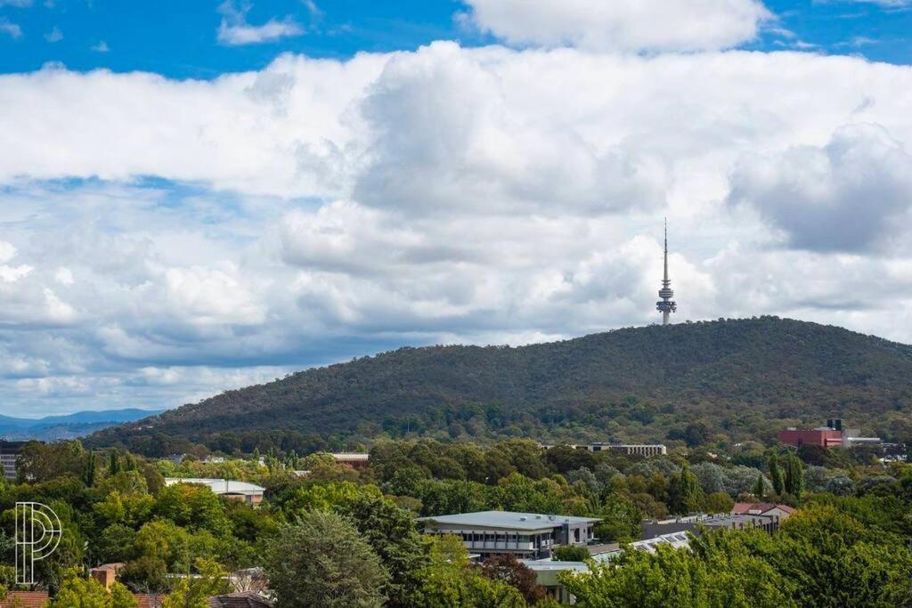 Midnight Luxe 1BR Apartment in the heart of Braddon Views from L7 Pool Sauna Gym Secure Parking Wifi Wine