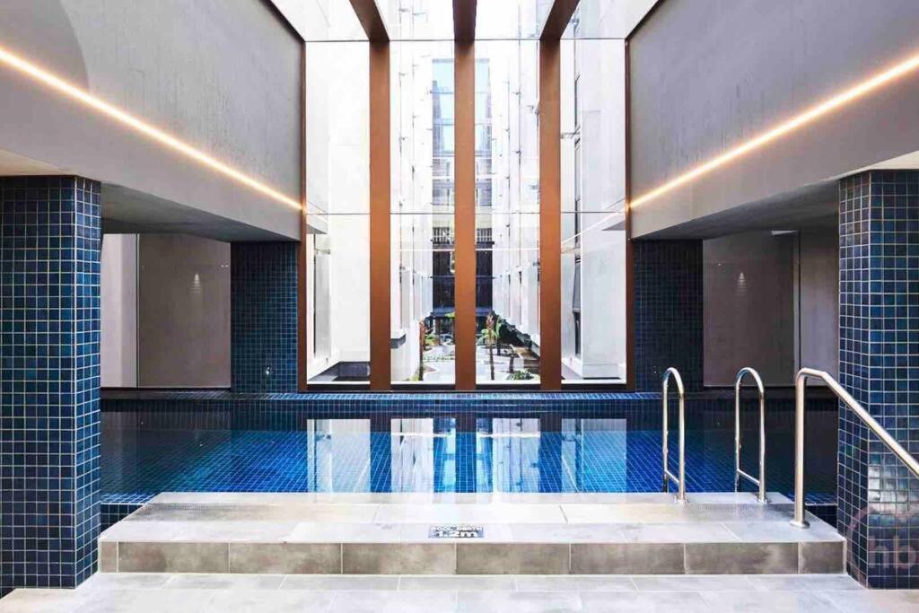 Midnight Luxe 1BR Apartment in the heart of Braddon Views from L7 Pool Sauna Gym Secure Parking Wifi Wine