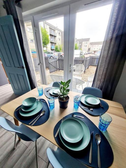 Spacious 5bed house, FREE parking, NO PARTY !