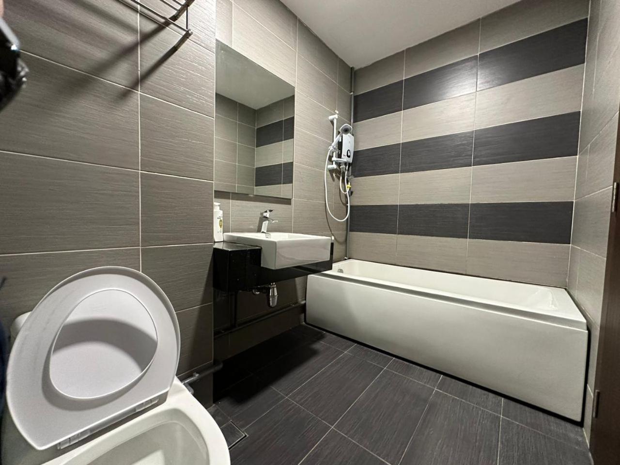 KSL 2Bedroom with WiFi Netflix 58 inch TV high floor balcony
