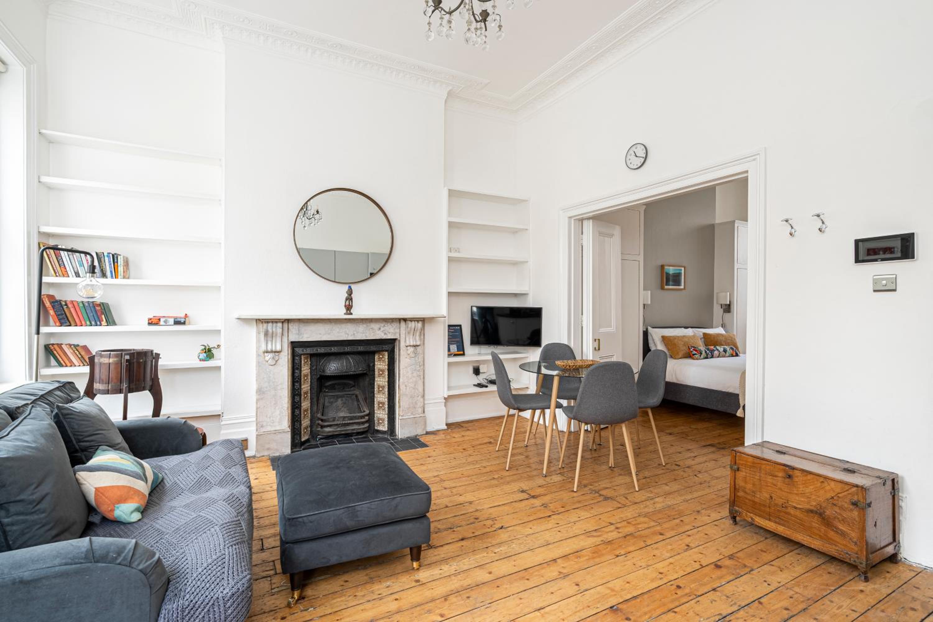 JOIVY Chic flat with private terrace near Kensington Palace view 3