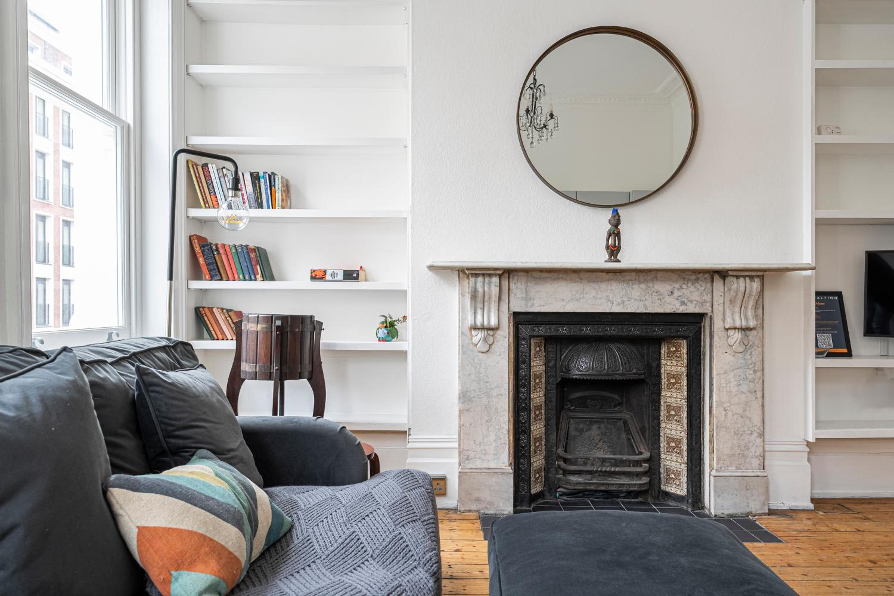 JOIVY Chic flat with private terrace near Kensington Palace view 4