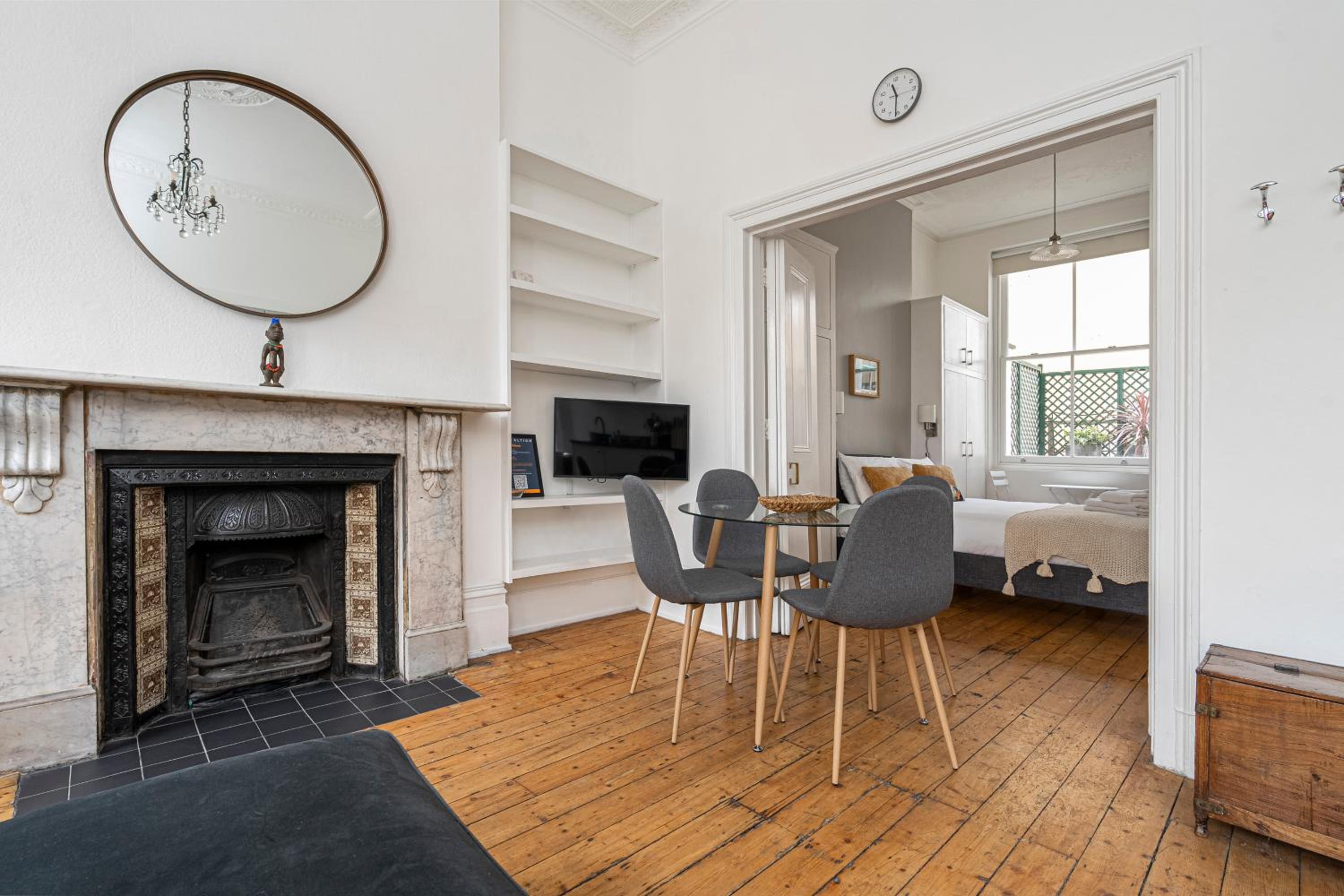 JOIVY Chic flat with private terrace near Kensington Palace view 2
