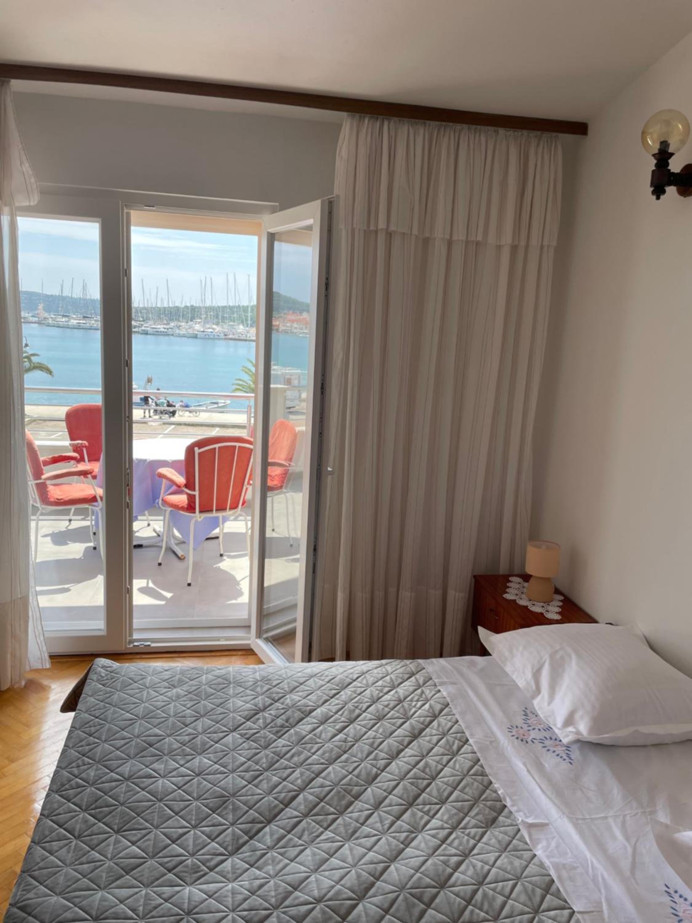 Seafront apt with terrace 4 bedrooms and mooring