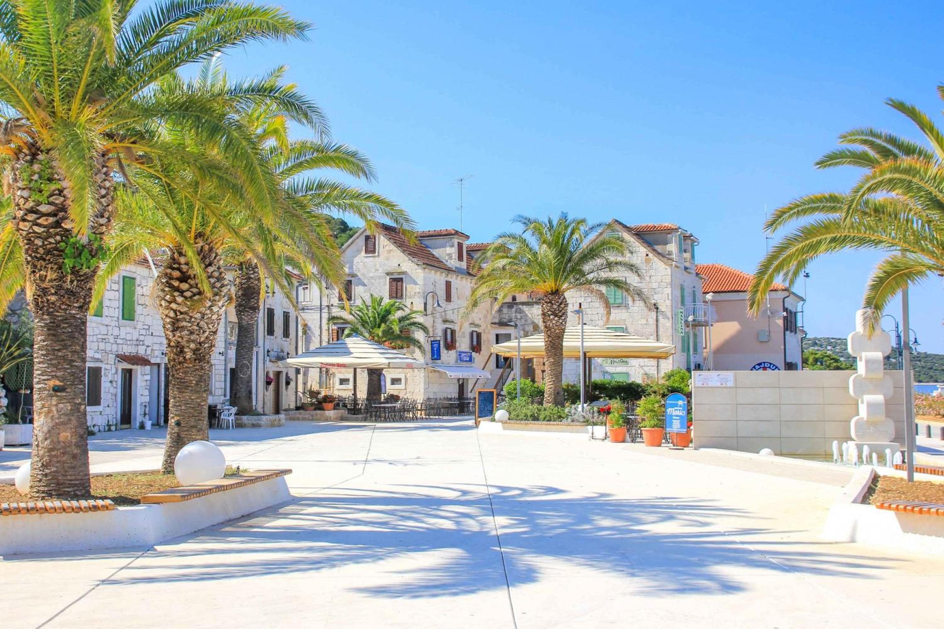 Seafront apt with terrace 4 bedrooms and mooring