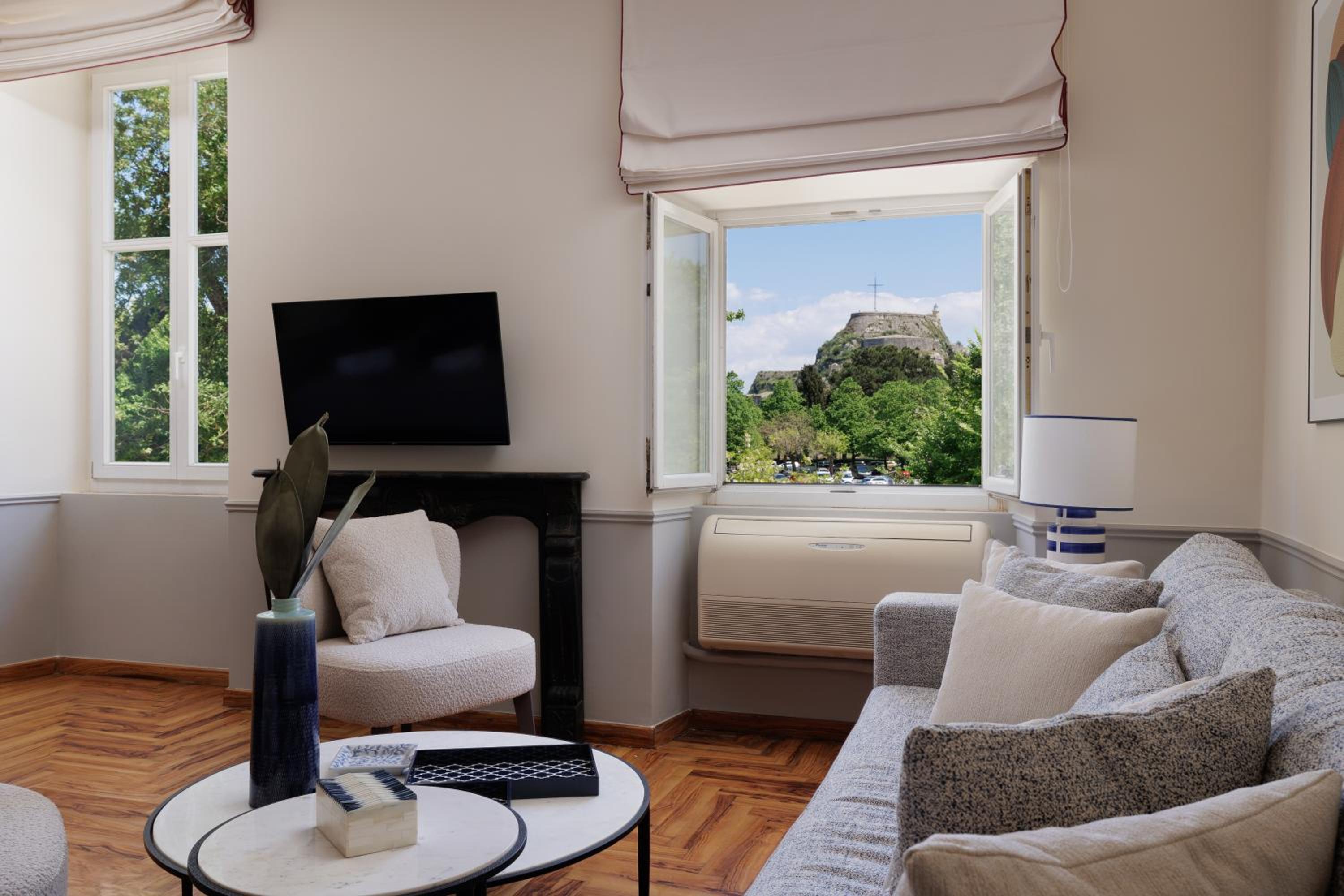 LISTON'S Central Suites view 3