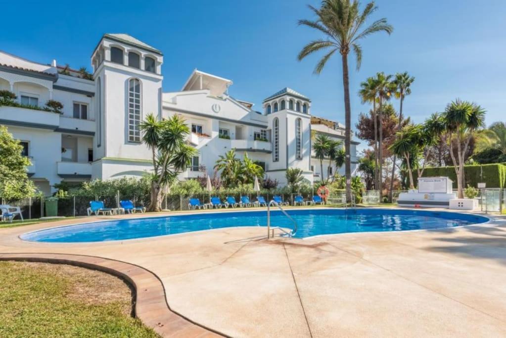 Gorgeous beachfront property with stunning sea views & garden