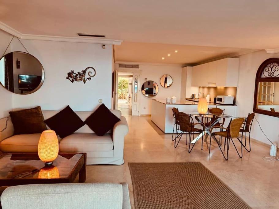 Gorgeous beachfront property with stunning sea views & garden