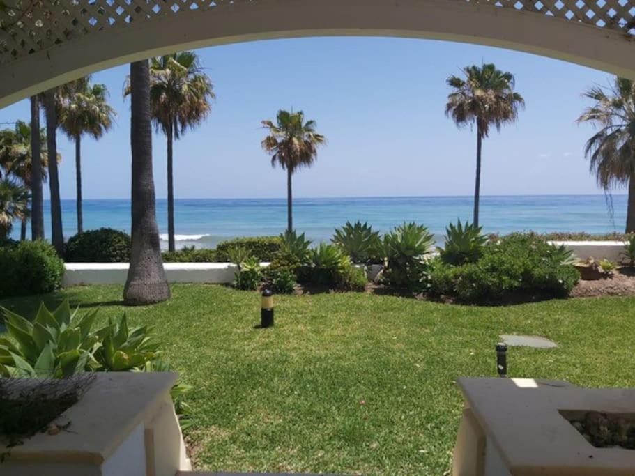 Gorgeous beachfront property with stunning sea views & garden