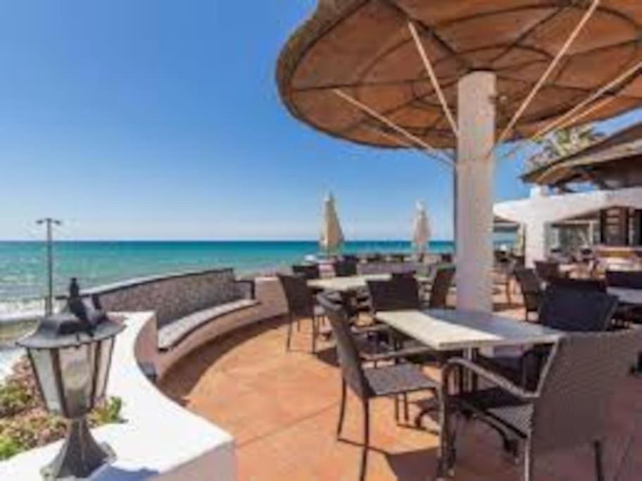 Gorgeous beachfront property with stunning sea views & garden
