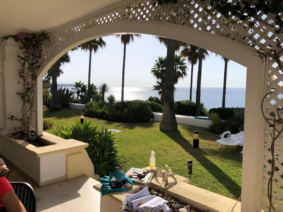 Gorgeous beachfront property with stunning sea views & garden