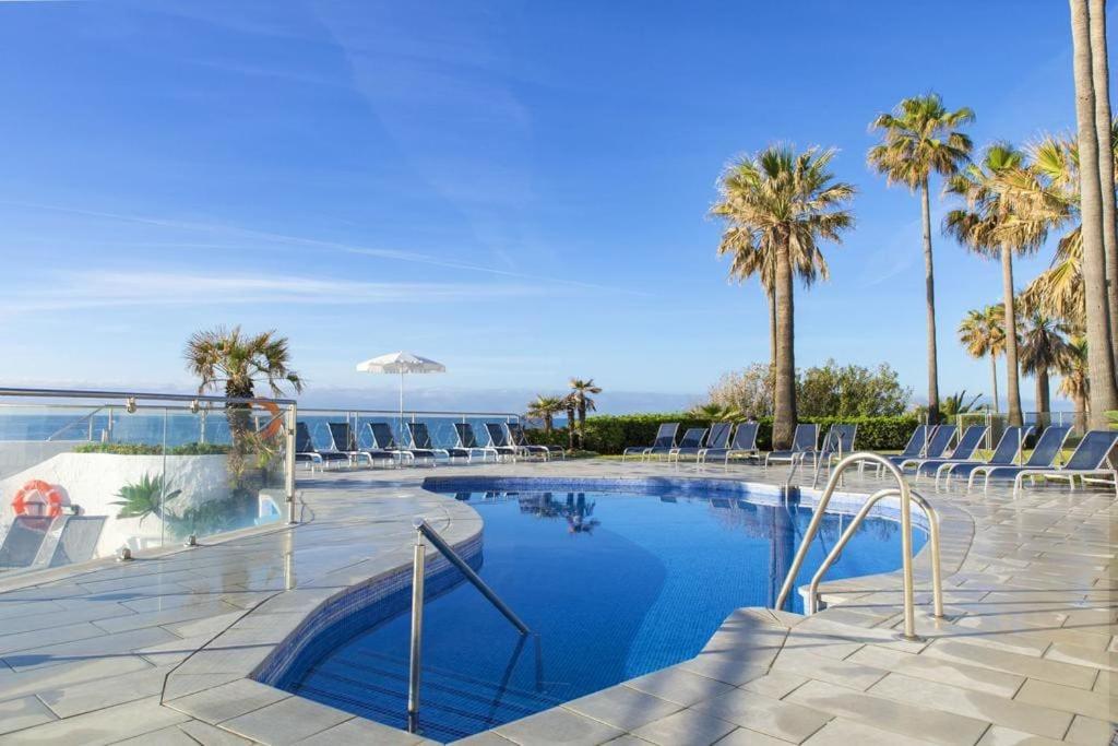 Gorgeous beachfront property with stunning sea views & garden