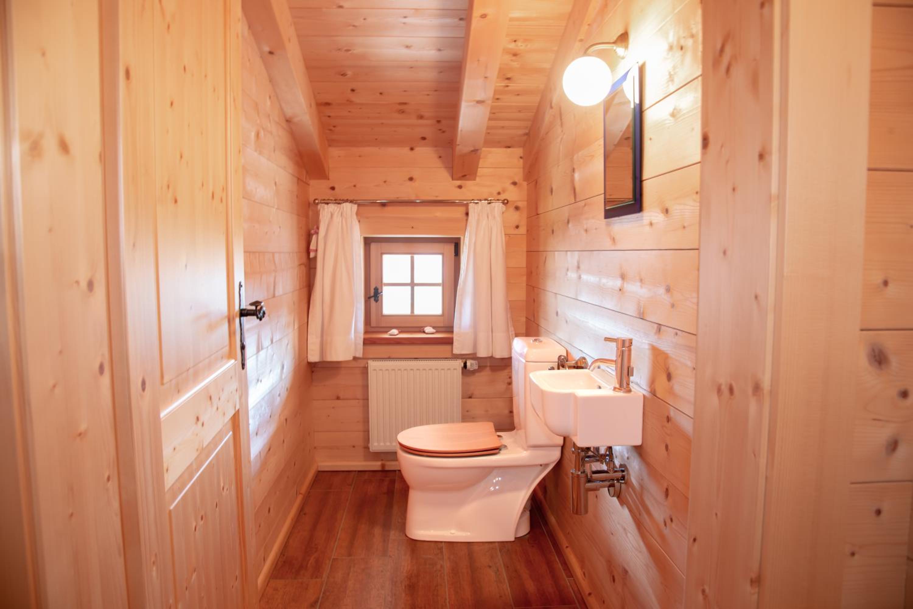 Chalet im Grünen in Seenähe