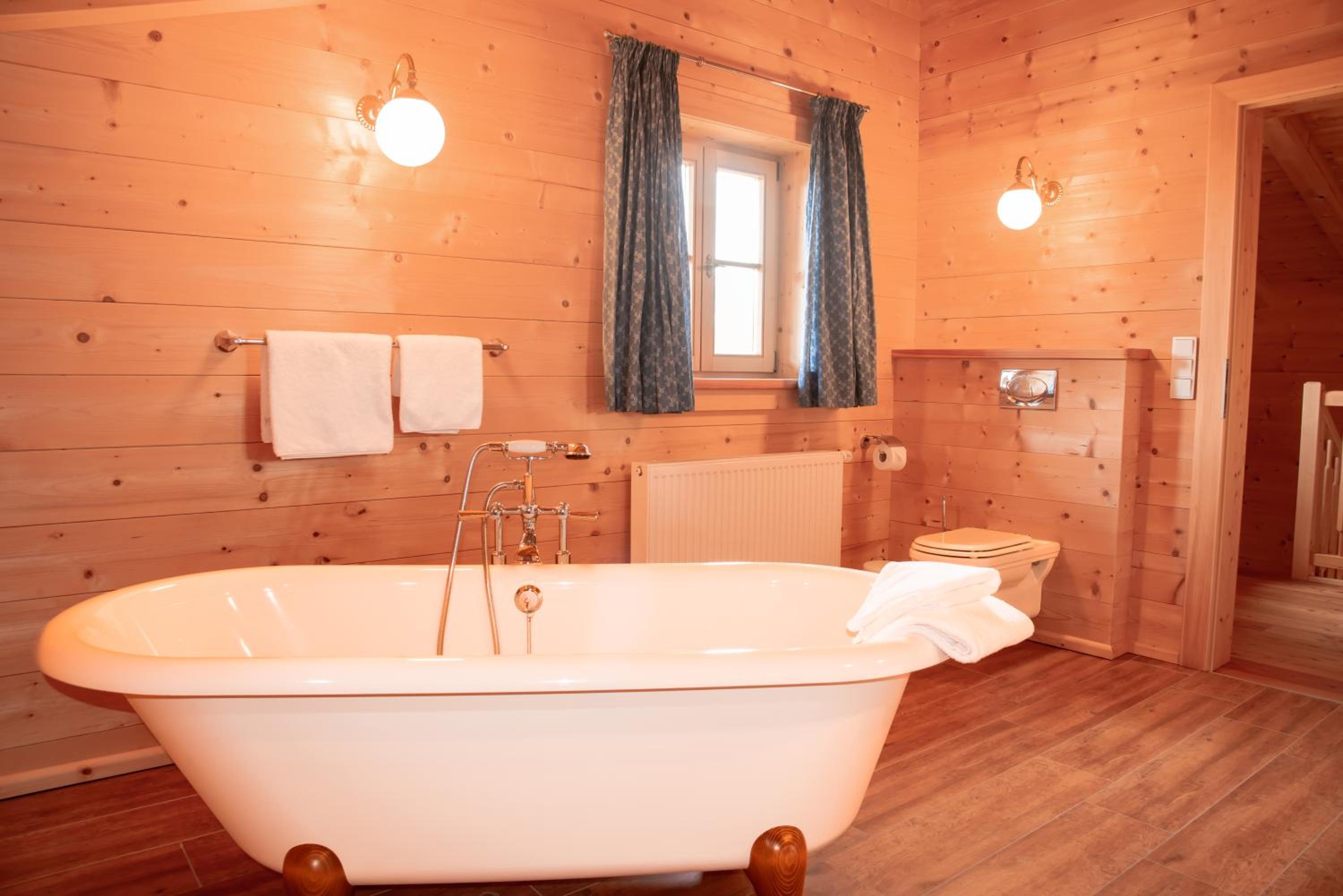 Chalet im Grünen in Seenähe