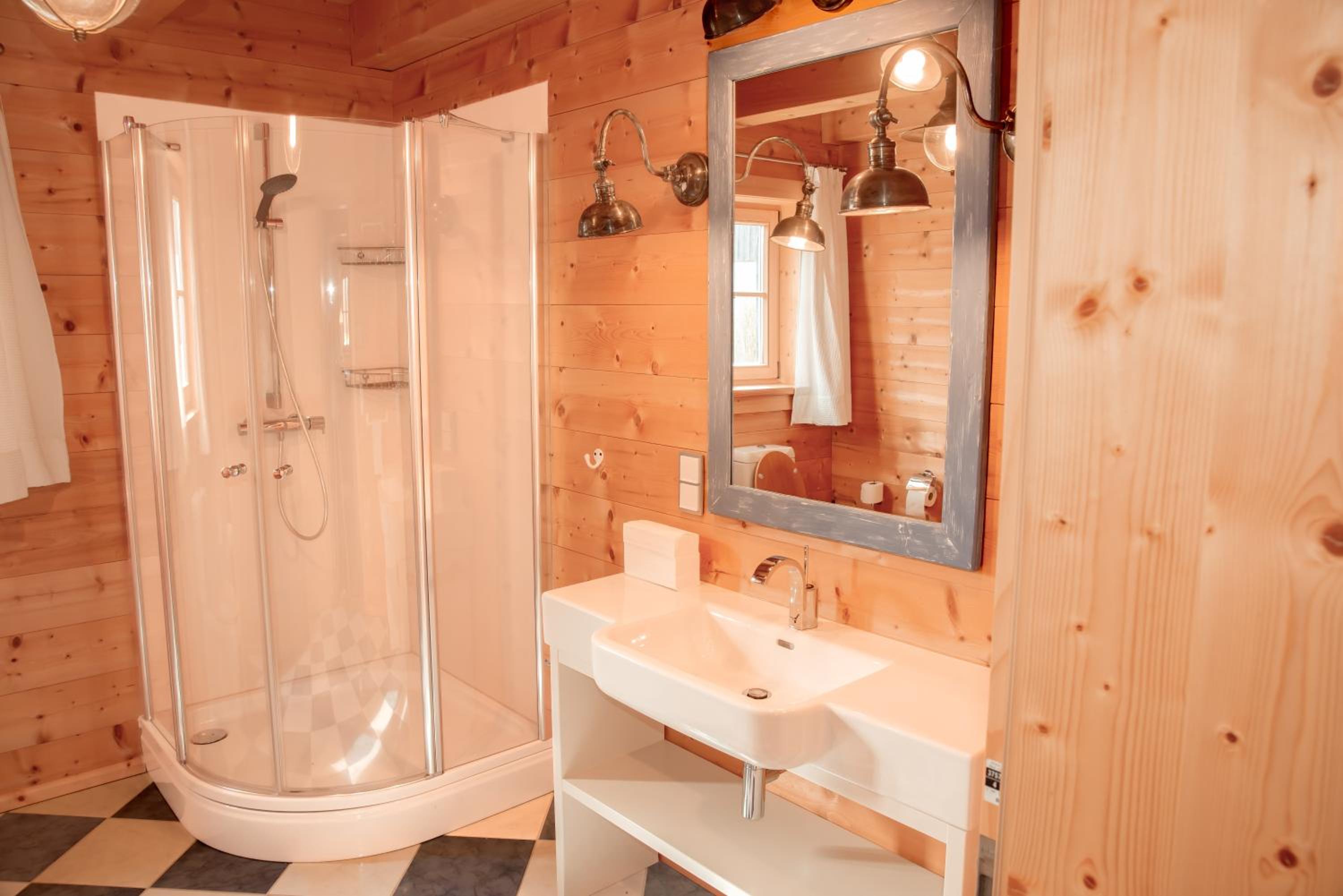 Chalet im Grünen in Seenähe