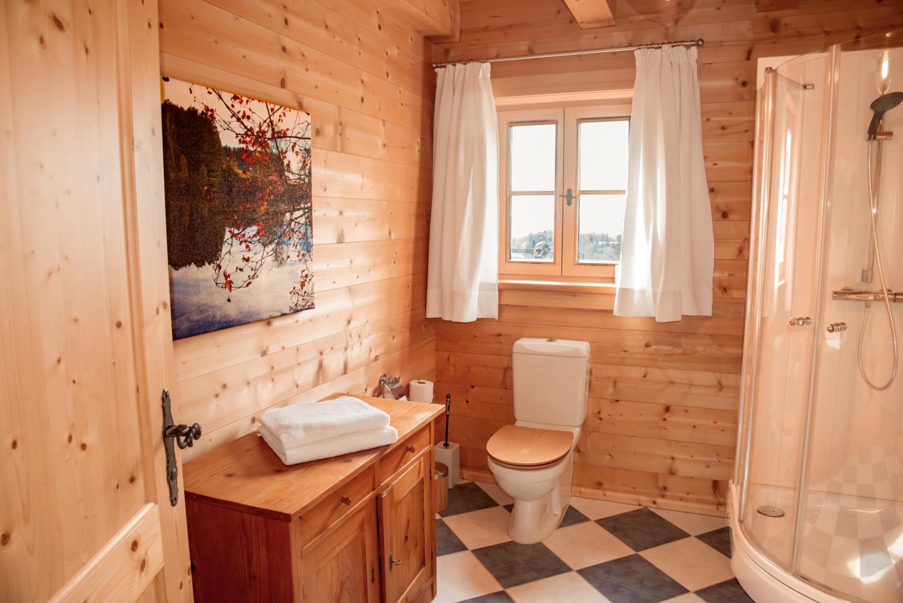 Chalet im Grünen in Seenähe