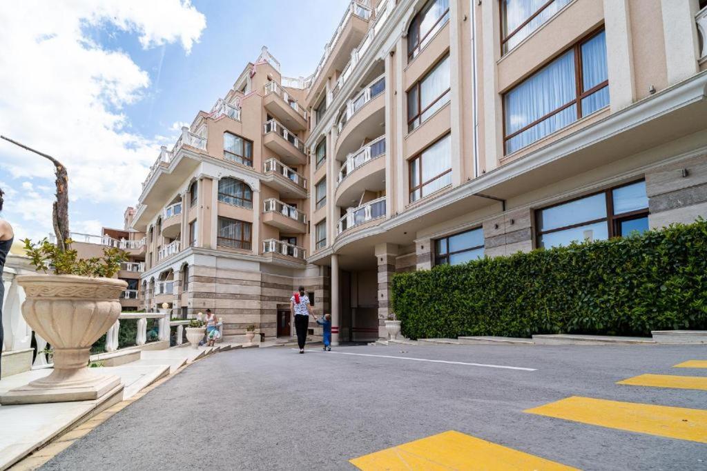 La Mer spacious Apartment with a Sea View