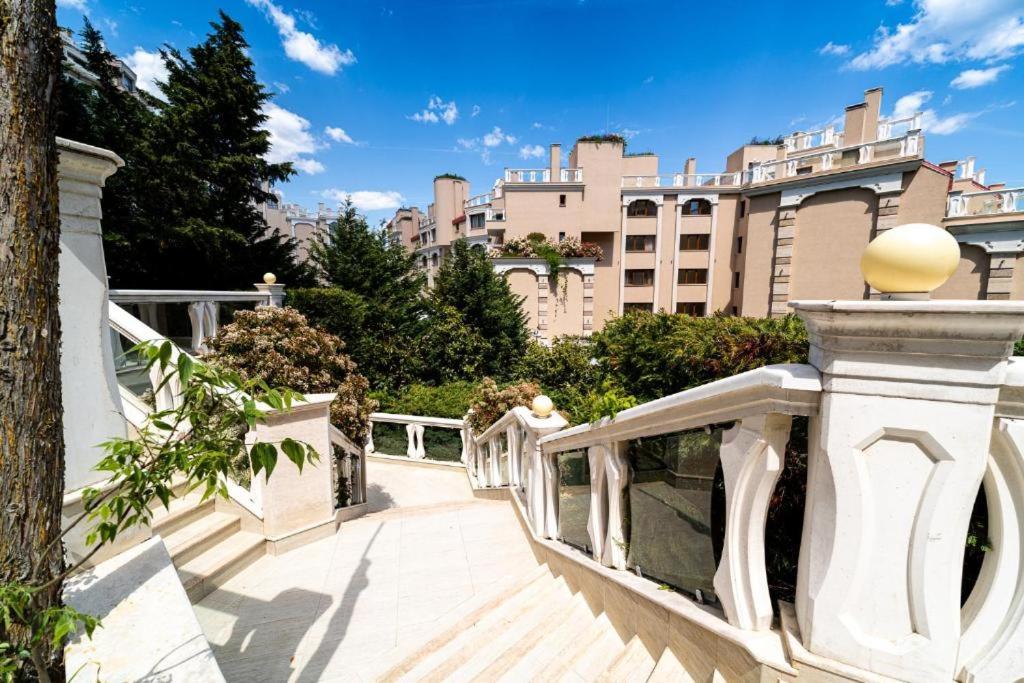 La Mer spacious Apartment with a Sea View