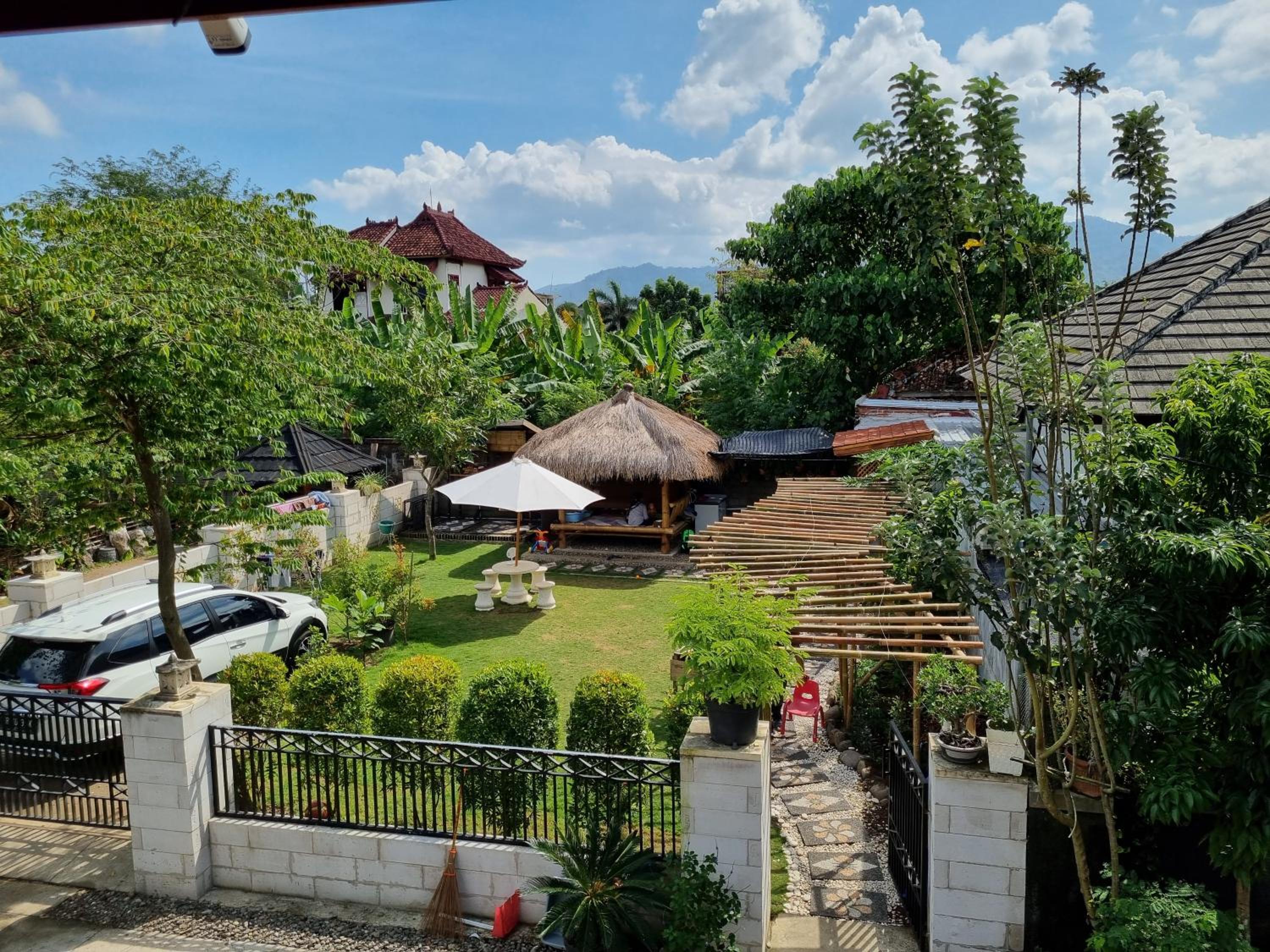 Suci's Friendly Apartments view 2