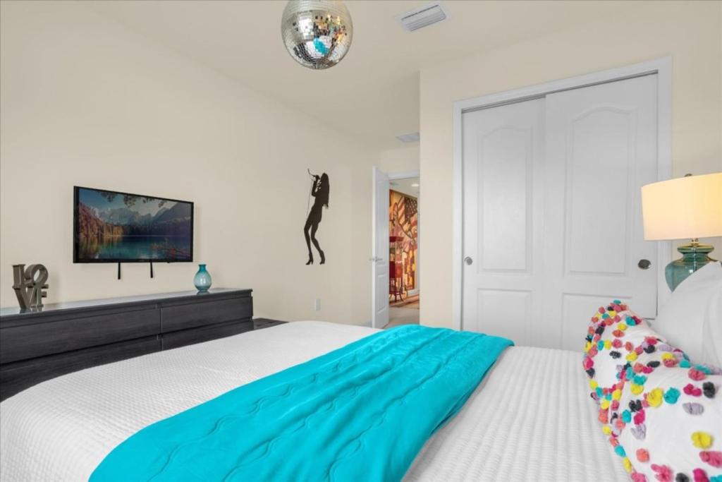 5 Bd 45 Ba Windsor At Westside 8874 Gc