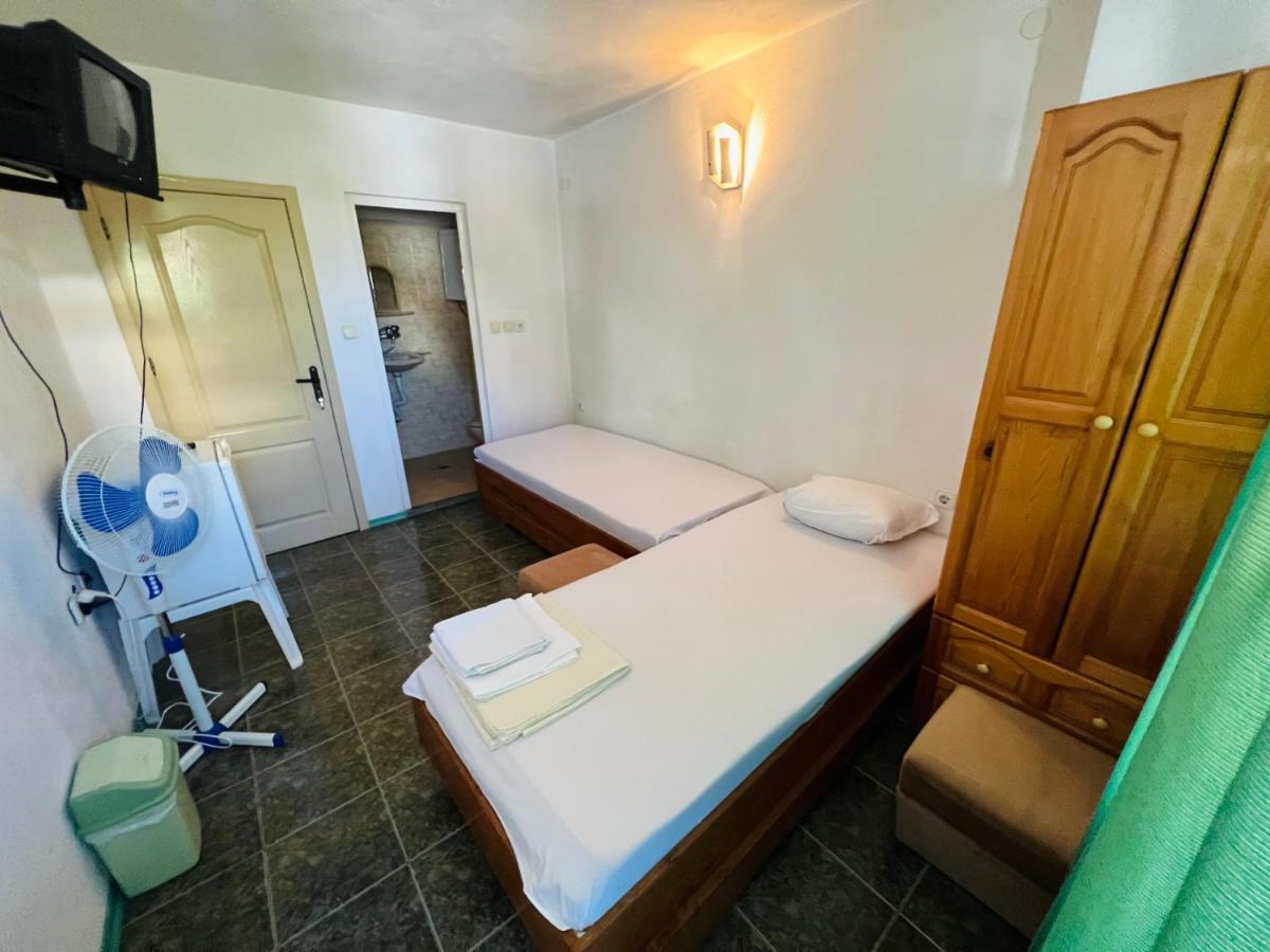 Nessebar, House with Rooms for Rent Each with Private Bathroom, Toilet, and Terrace Only 400 Meters from the Two Beaches in Nessebar