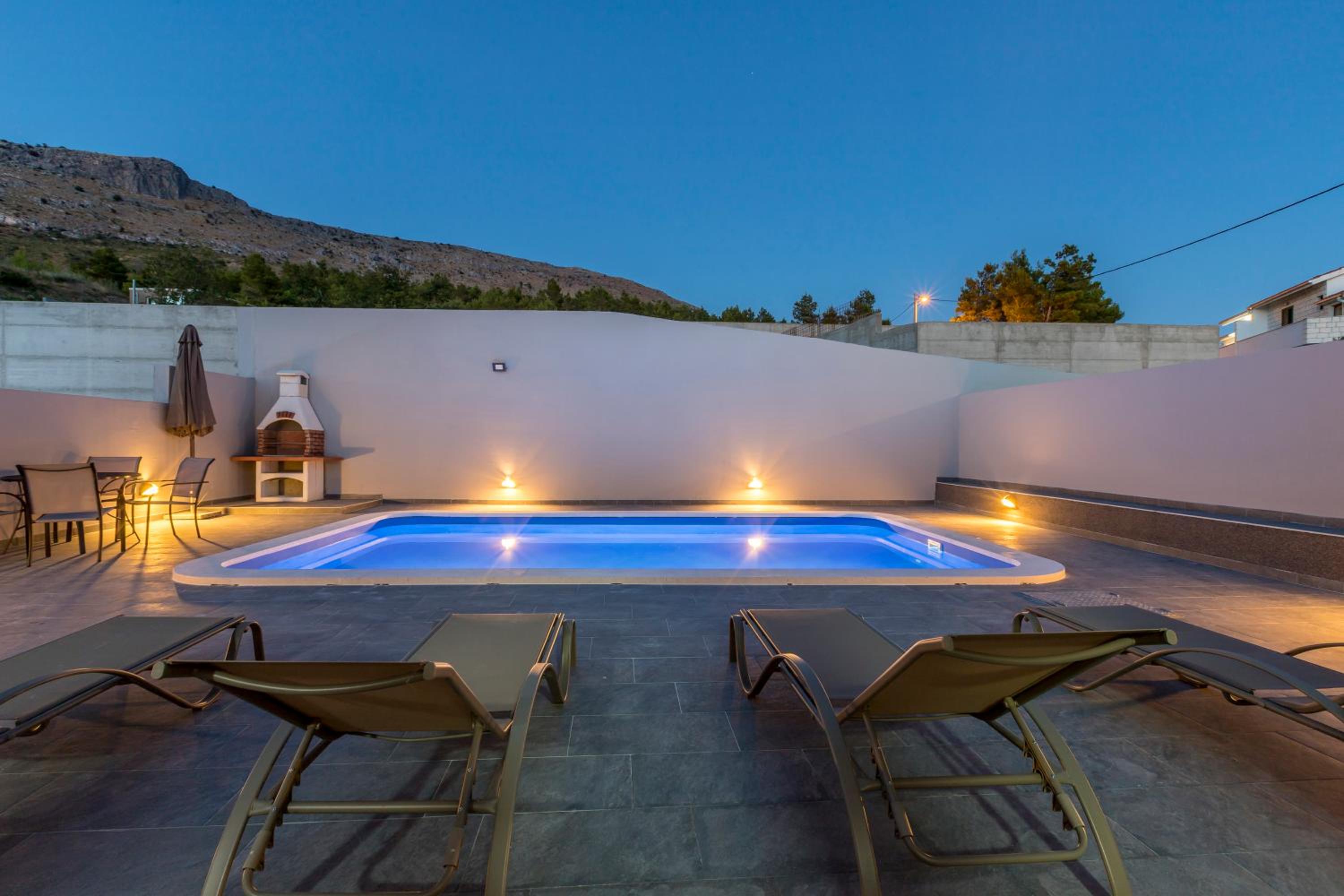 House with private pool M&M