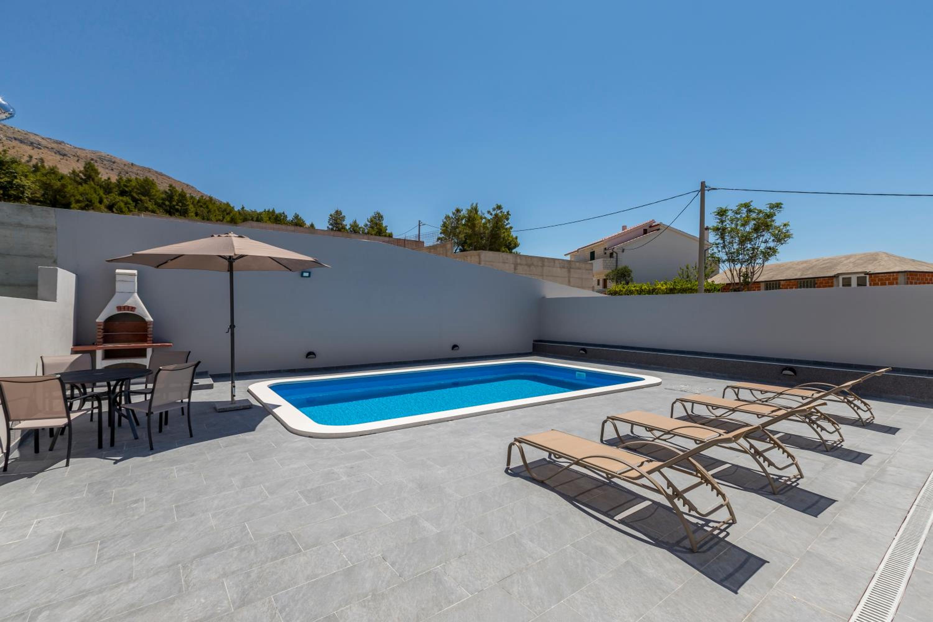 House with private pool M&M