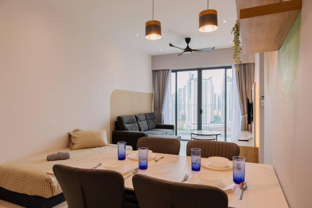 Datum Jelatek Balcony w Infinity Pool Linked LRT KLCCView Mall