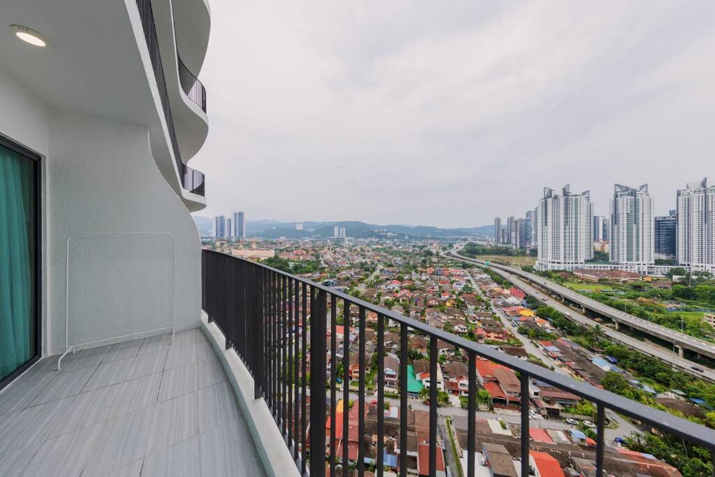 Datum Jelatek Balcony w Infinity Pool Linked LRT KLCCView Mall