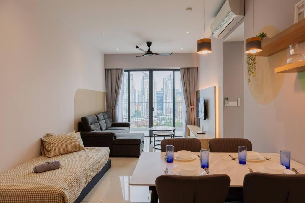 Datum Jelatek Balcony w Infinity Pool Linked LRT KLCCView Mall