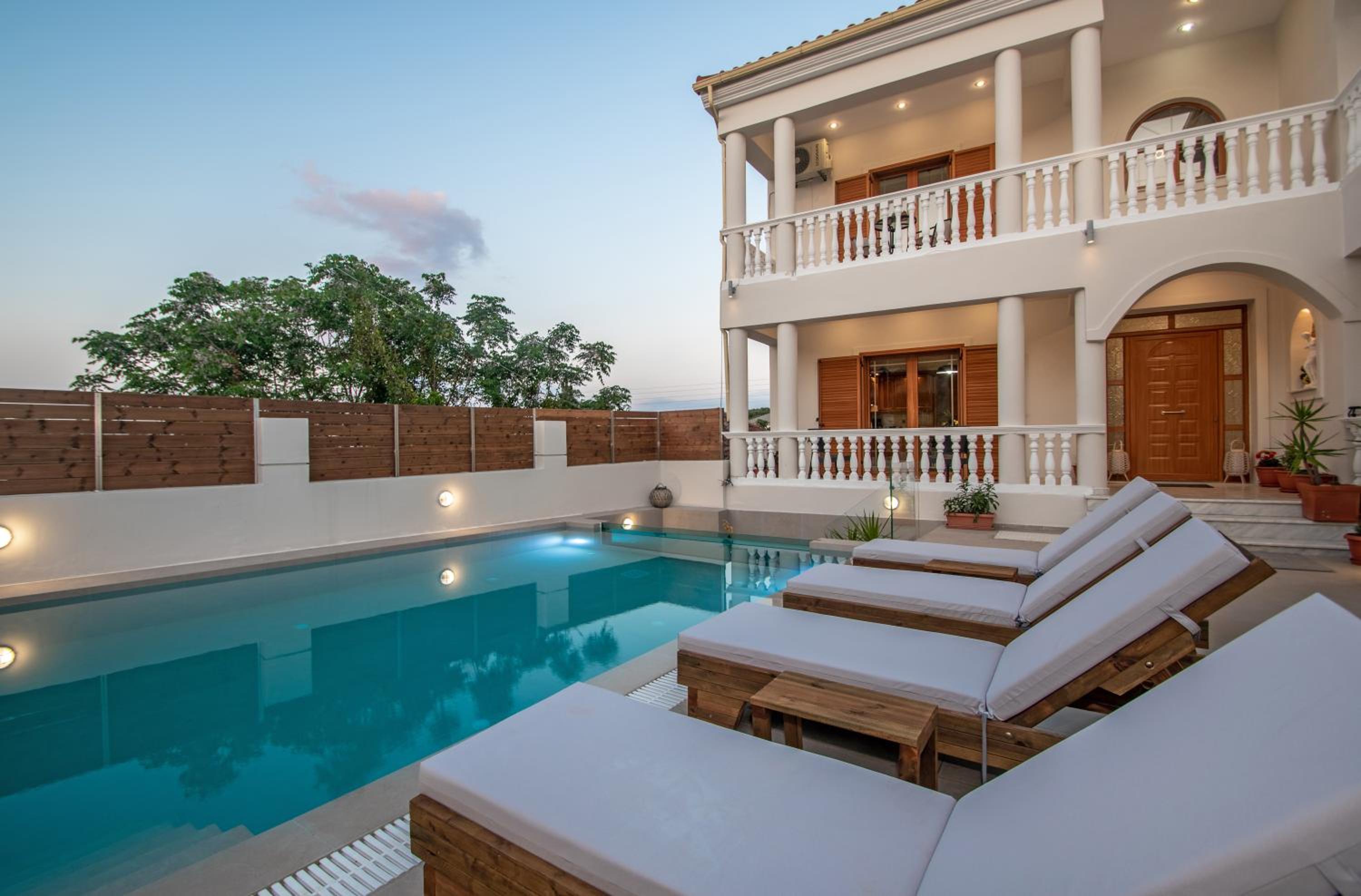 Estella Luxury Villa in Amoudi -200m from the beach view 4
