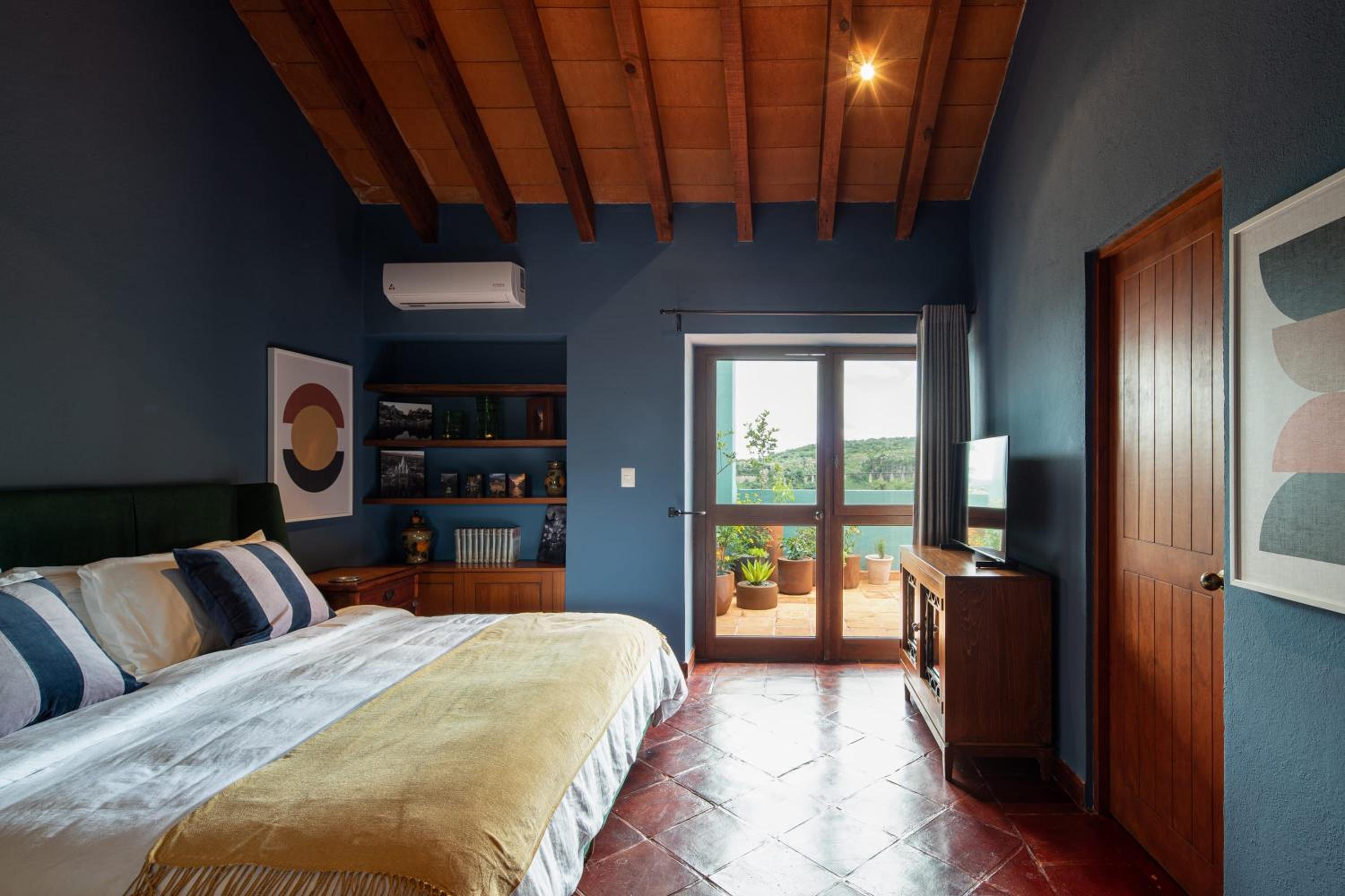 HOLT Balcones Guesthouse - King Bed Room view 3