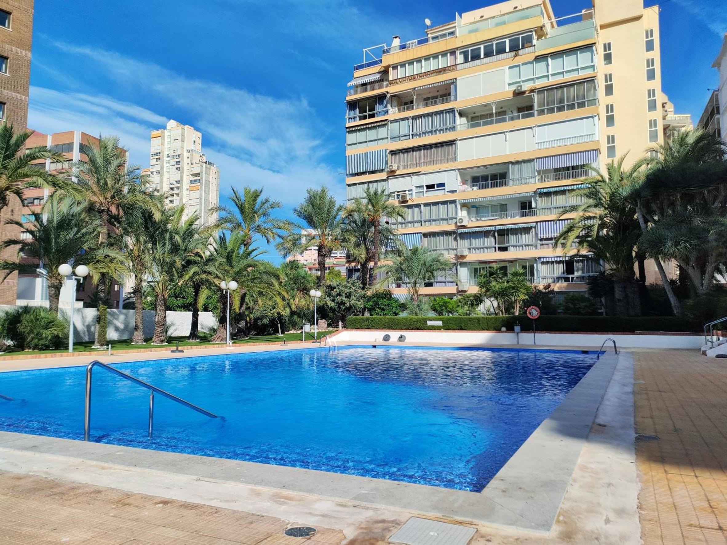 Bermudas apartamento con piscina y garaje en Benidorm