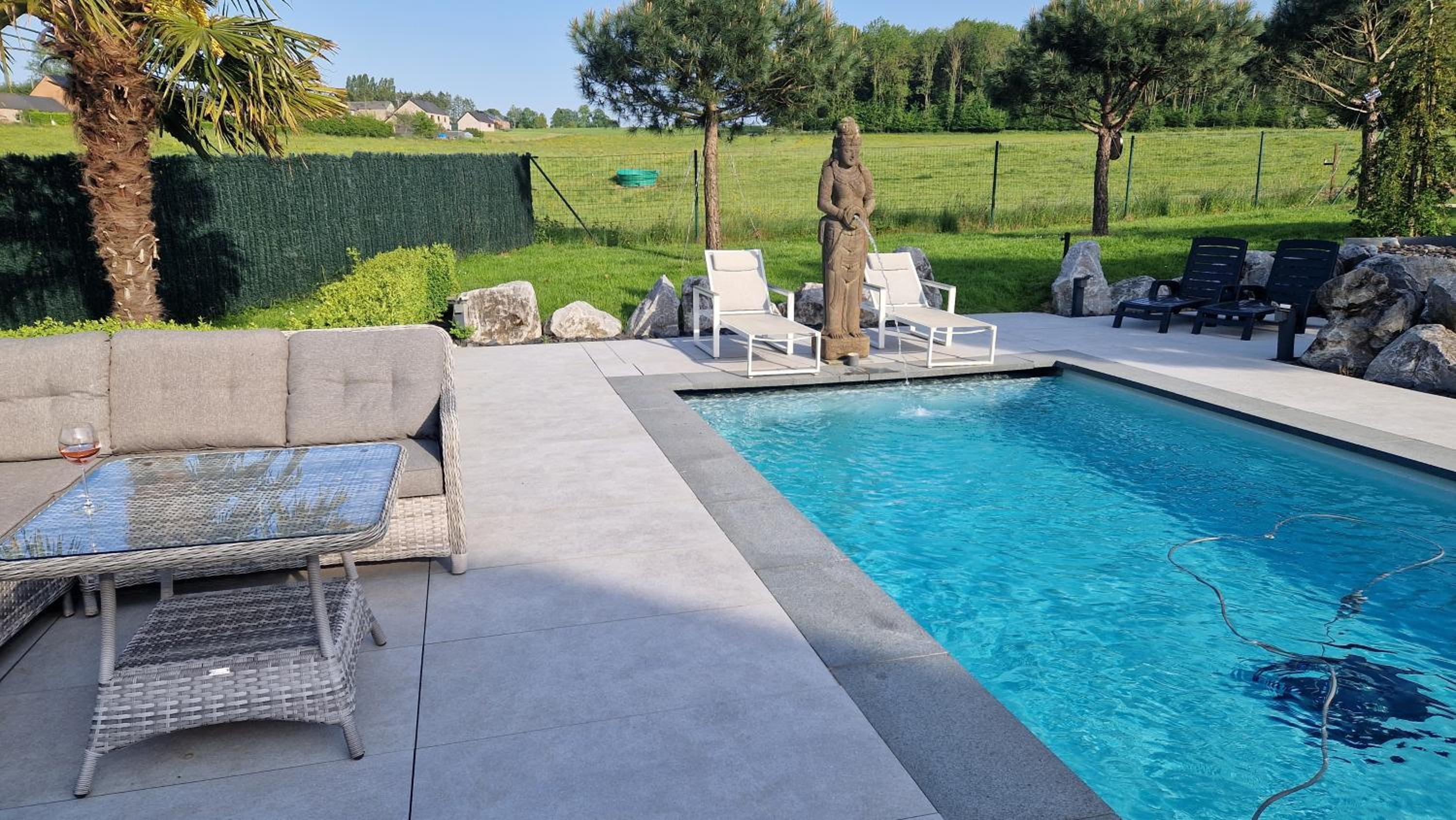 LA VILLA DE SENY , villa de charme avec jardin ,Piscine nature, jacuzzi , petanque, fitness, billard,ping pong,
