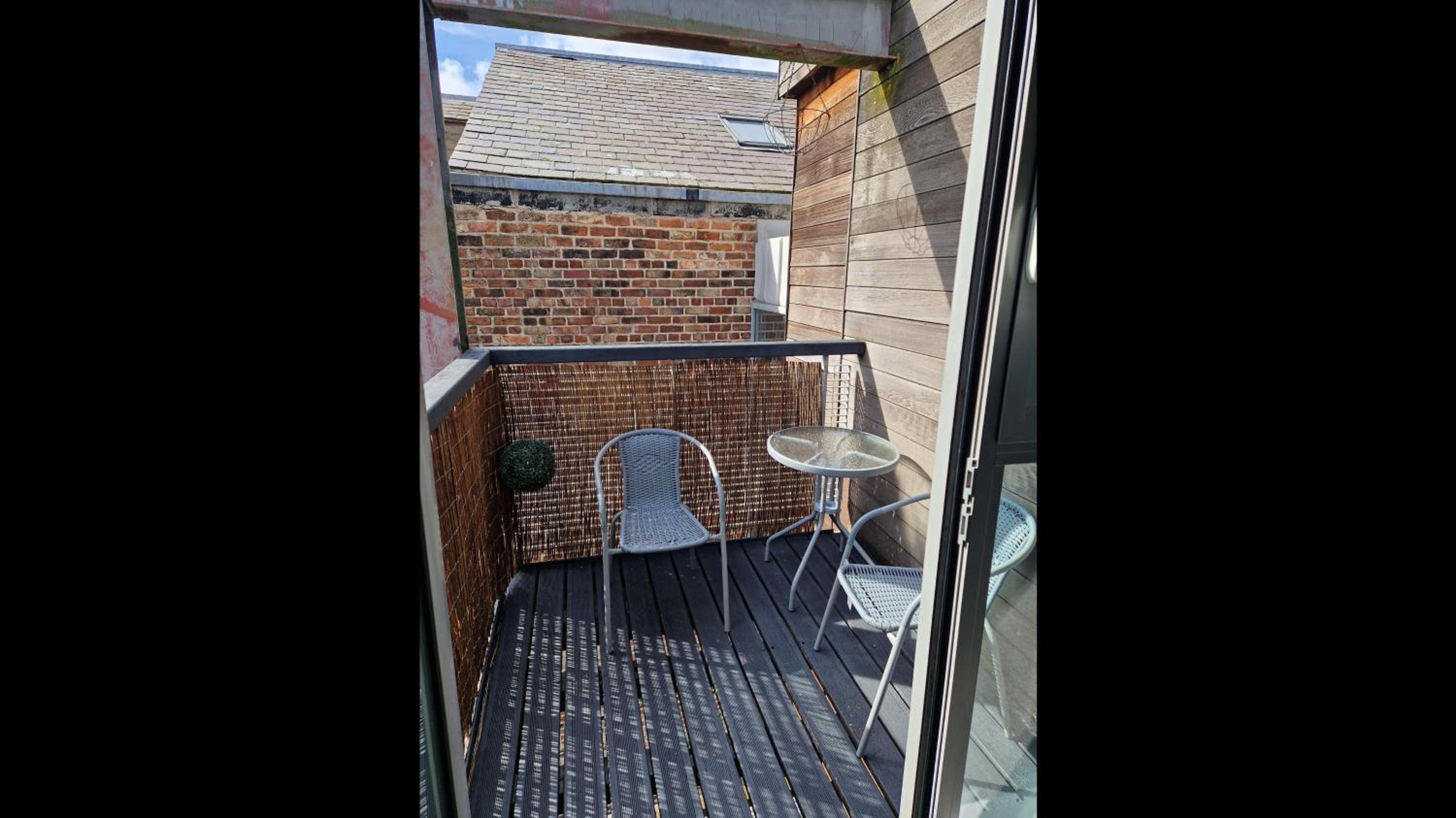 Apt - Sleeps 7 - Walking Distance to Attractions