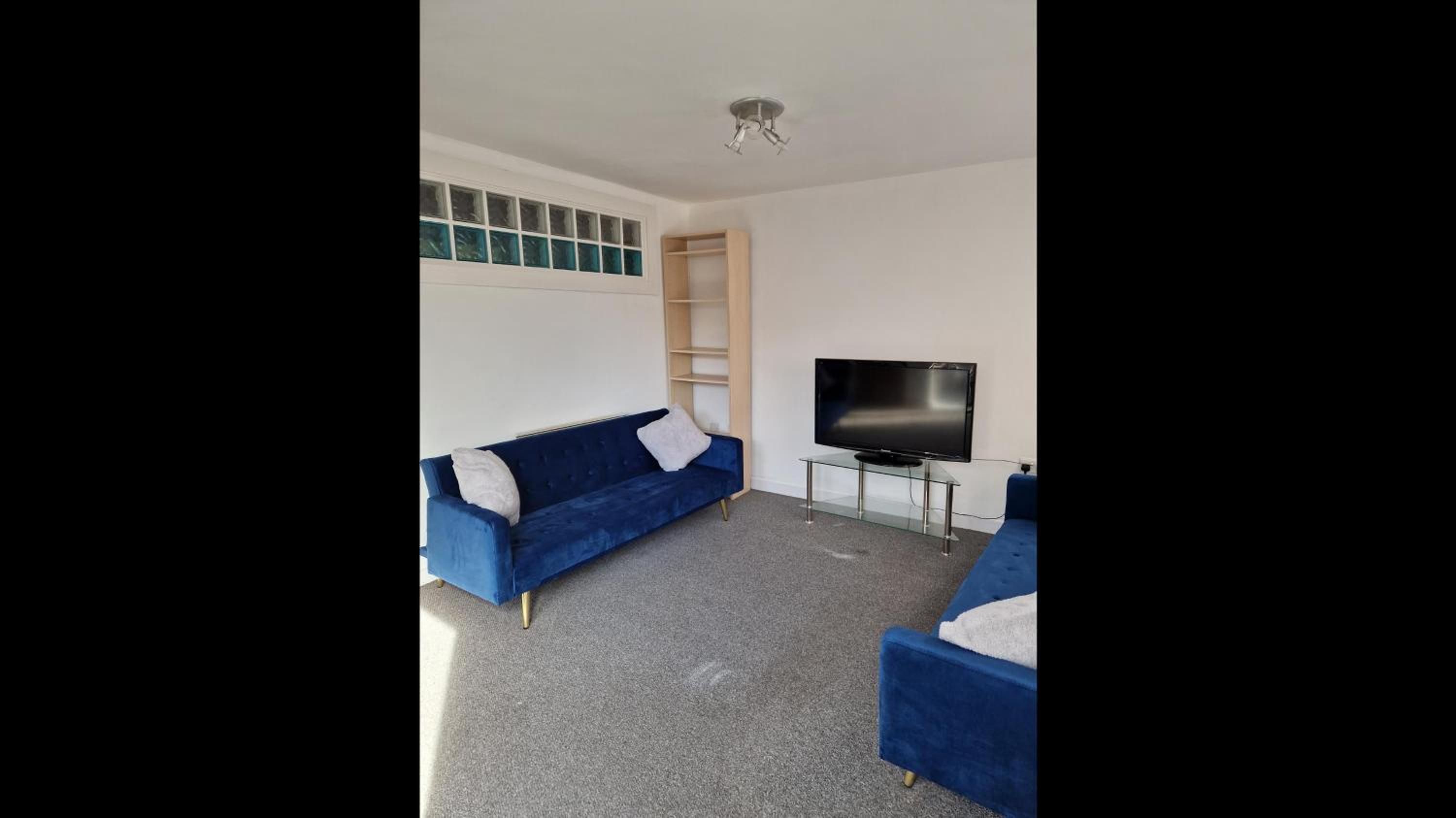 Apt - Sleeps 7 - Walking Distance to Attractions