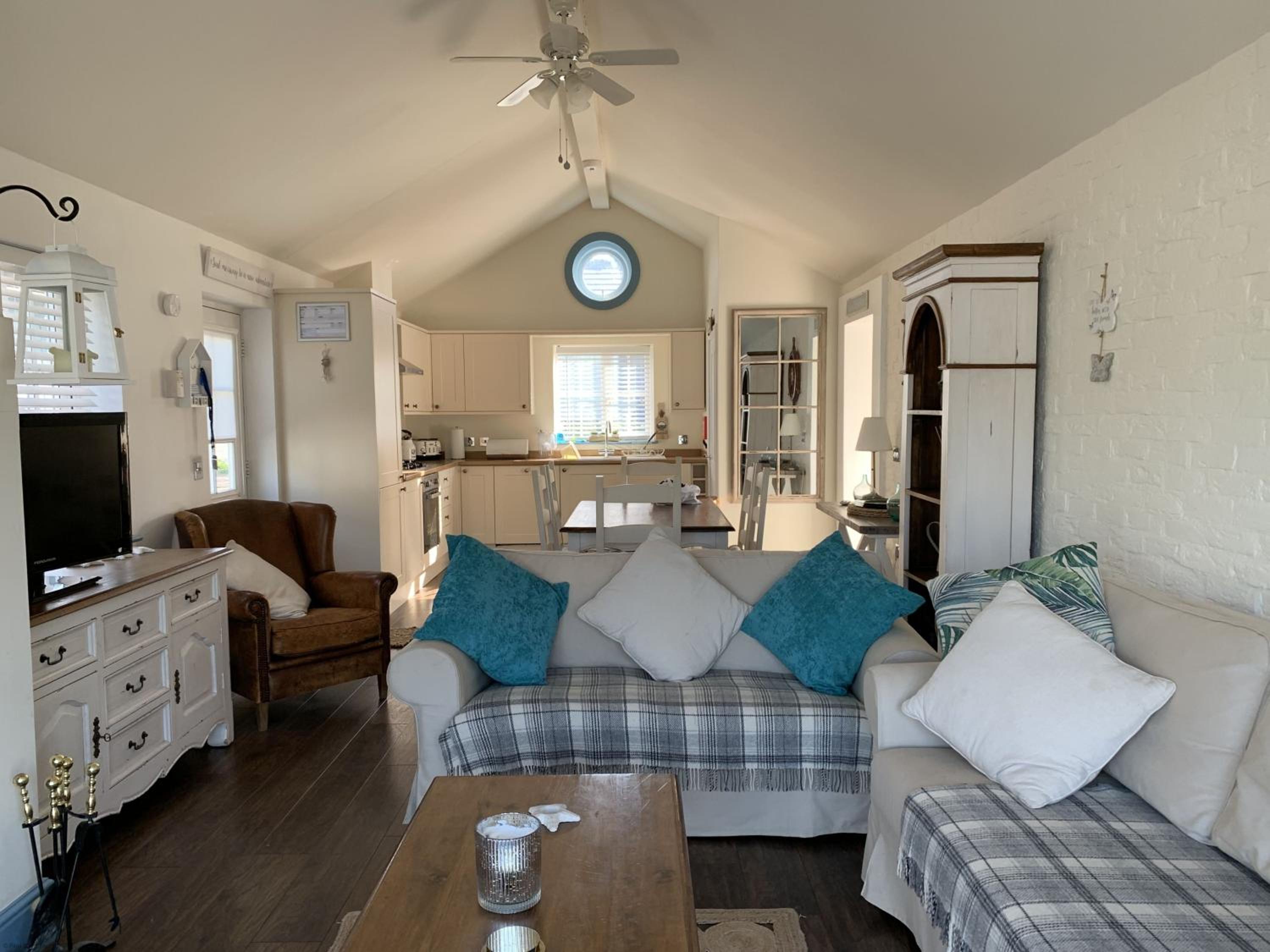 Blue Bay, The Bay, 2 bedrooms with ensuites, parking bay, 2 dogs welcome view 3