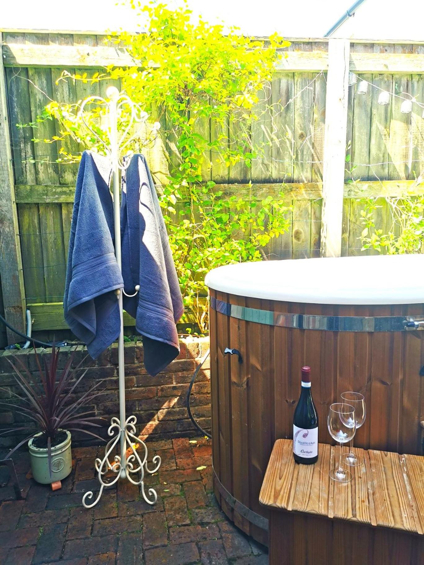Historic, traditional & Spacious Wiltshire Cottage view 4