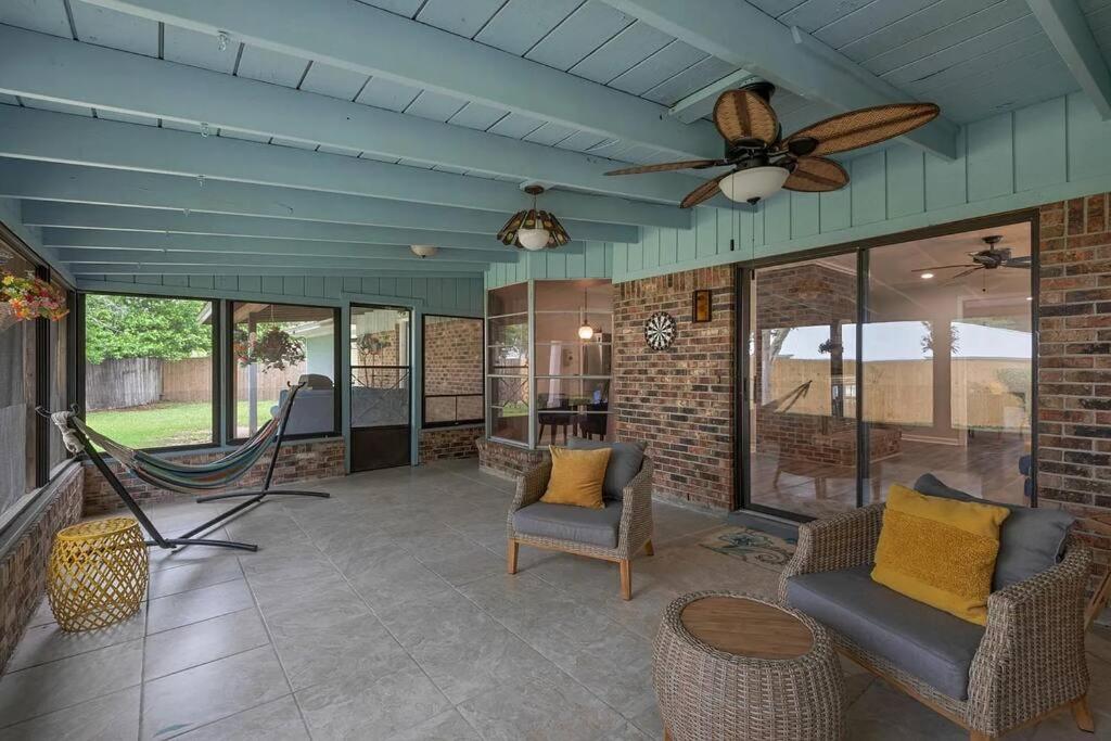 Quiet relaxing home - Close to Downtown & Beach 4BR-2BT view 4