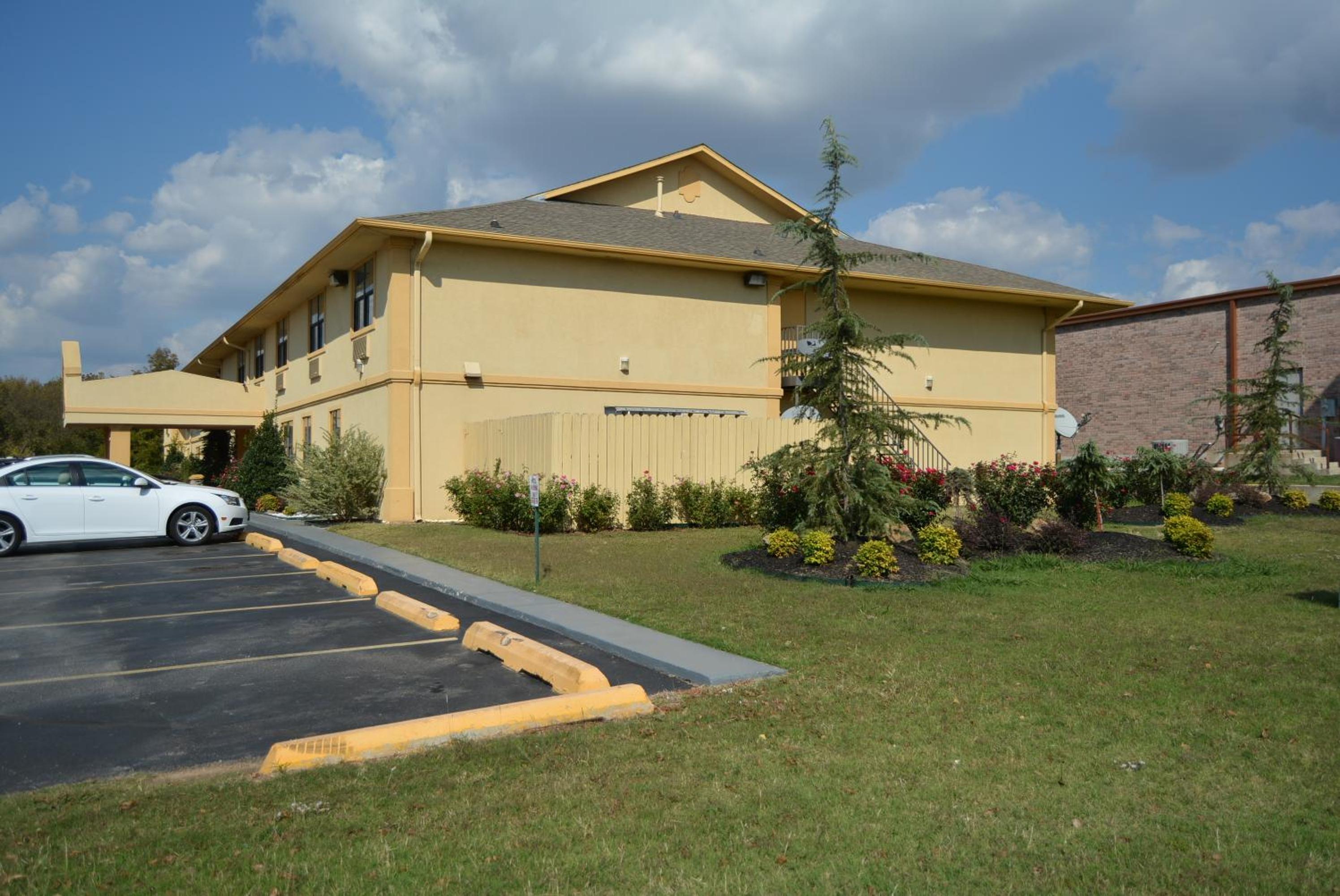 Super 8 by Wyndham Sulphur - Property Image 7
