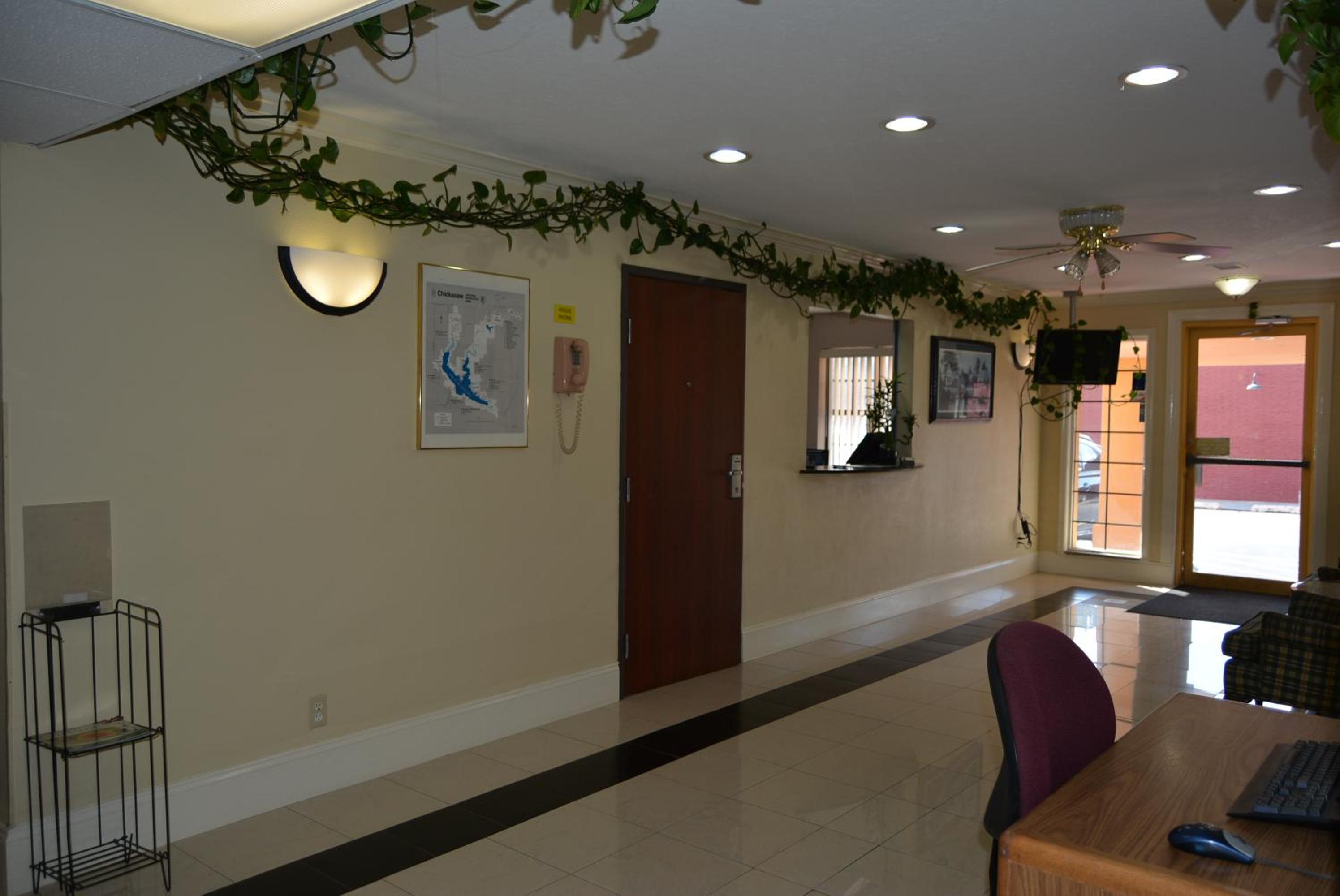 Super 8 by Wyndham Sulphur - Property Image 2
