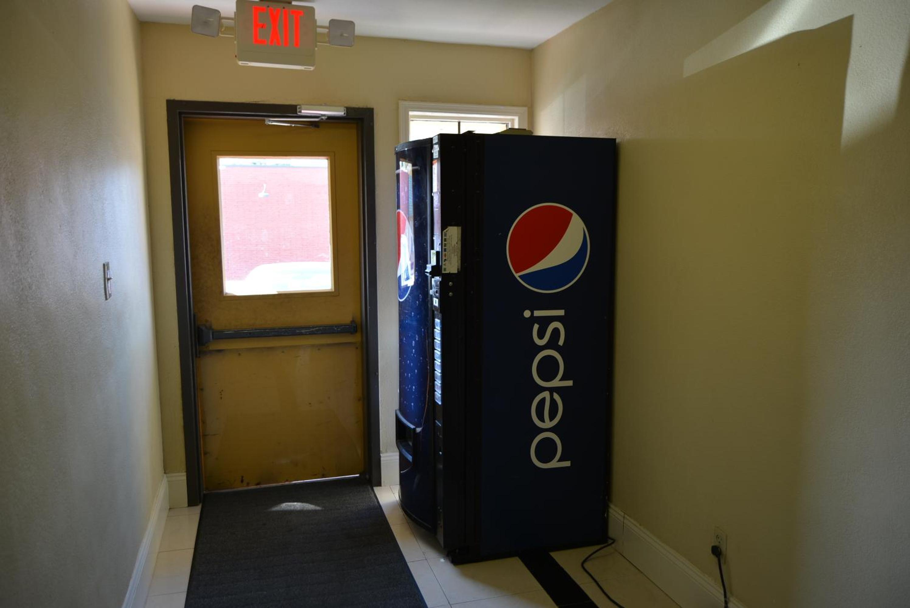 Super 8 by Wyndham Sulphur - Property Image 3