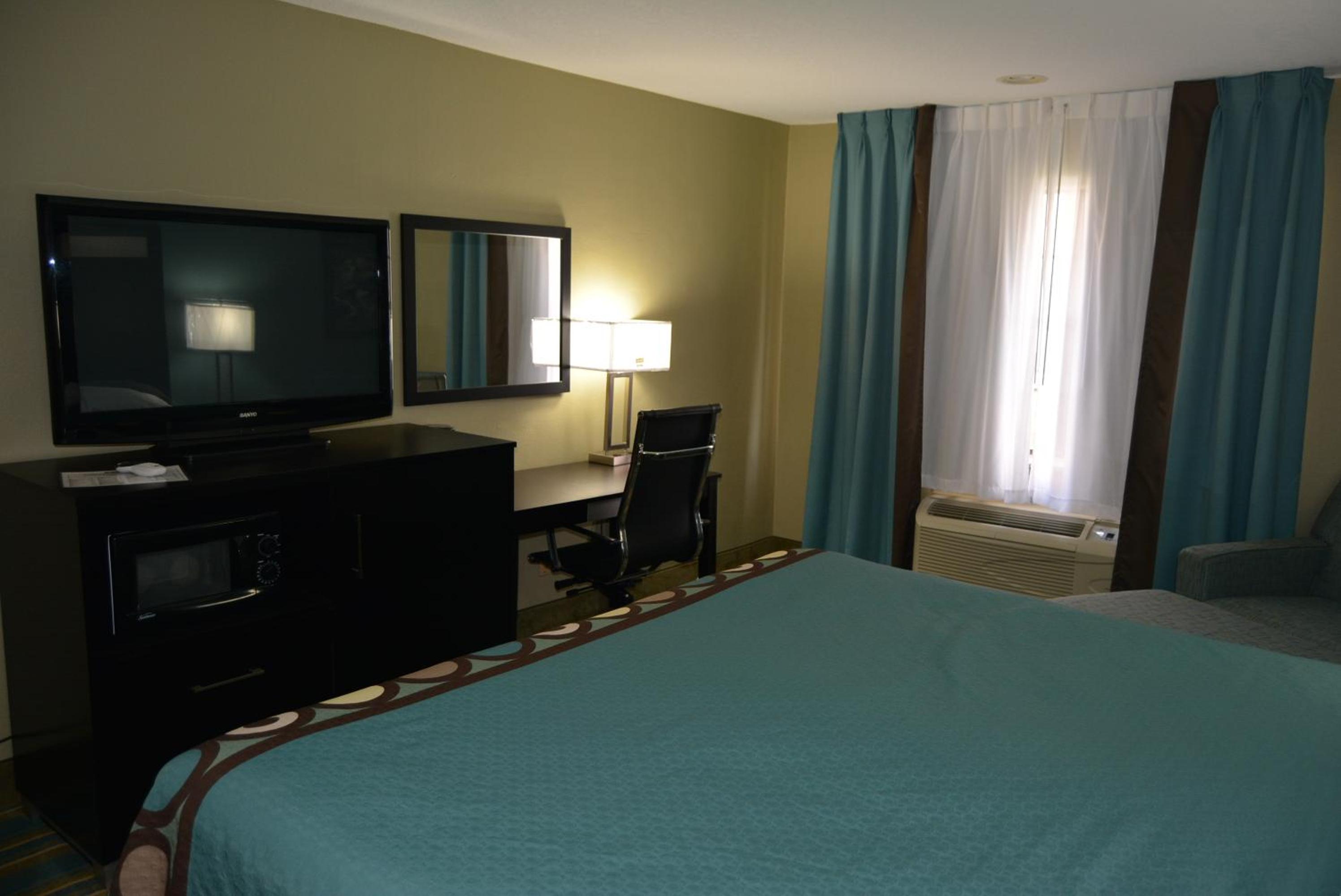 Super 8 by Wyndham Sulphur - Property Image 8