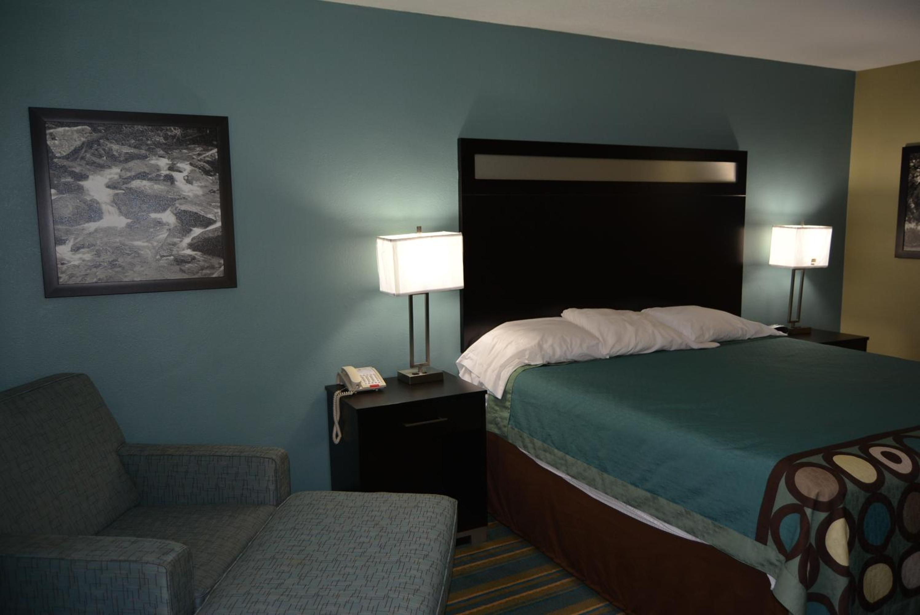 Super 8 by Wyndham Sulphur - Property Image 9