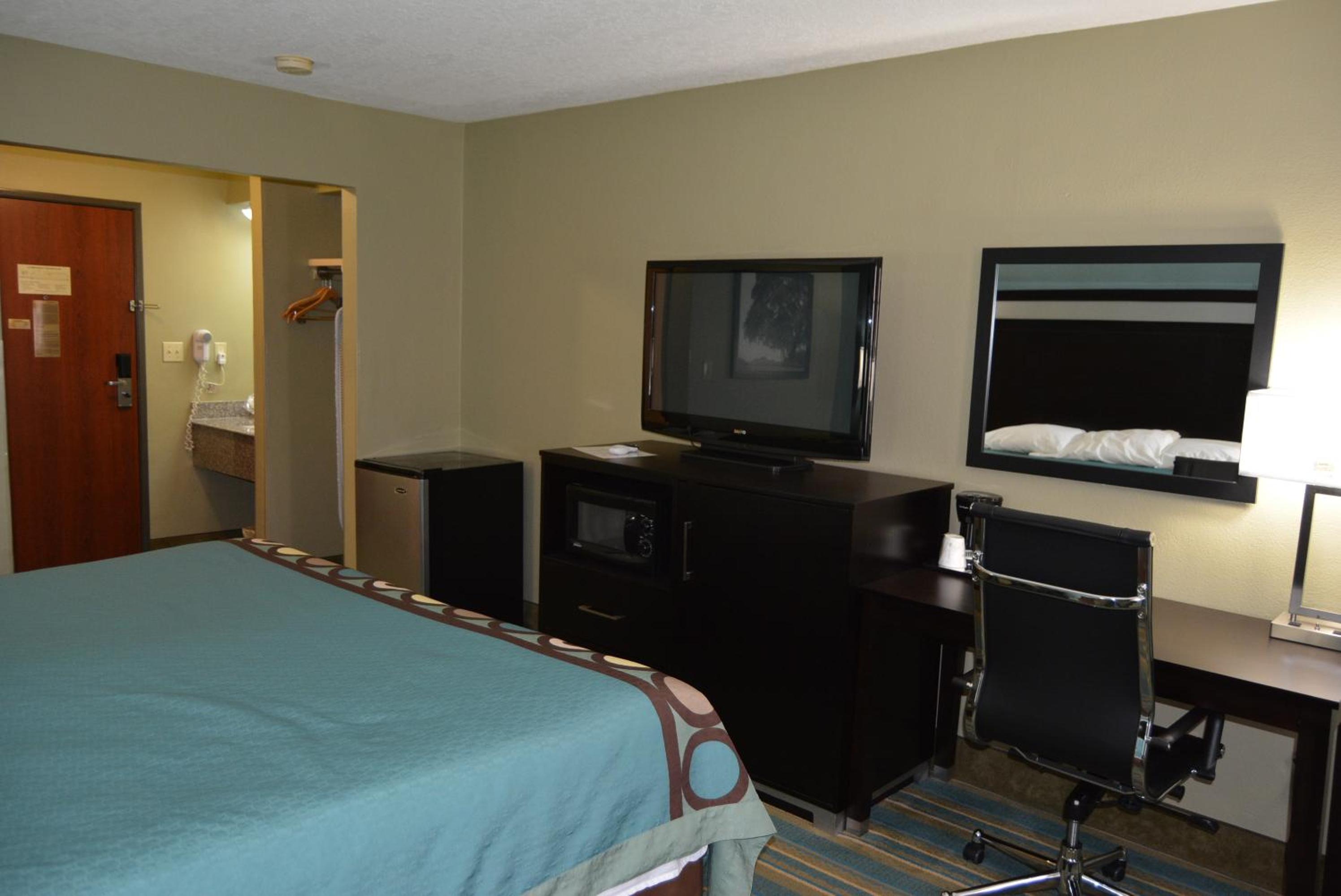 Super 8 by Wyndham Sulphur - Property Image 10