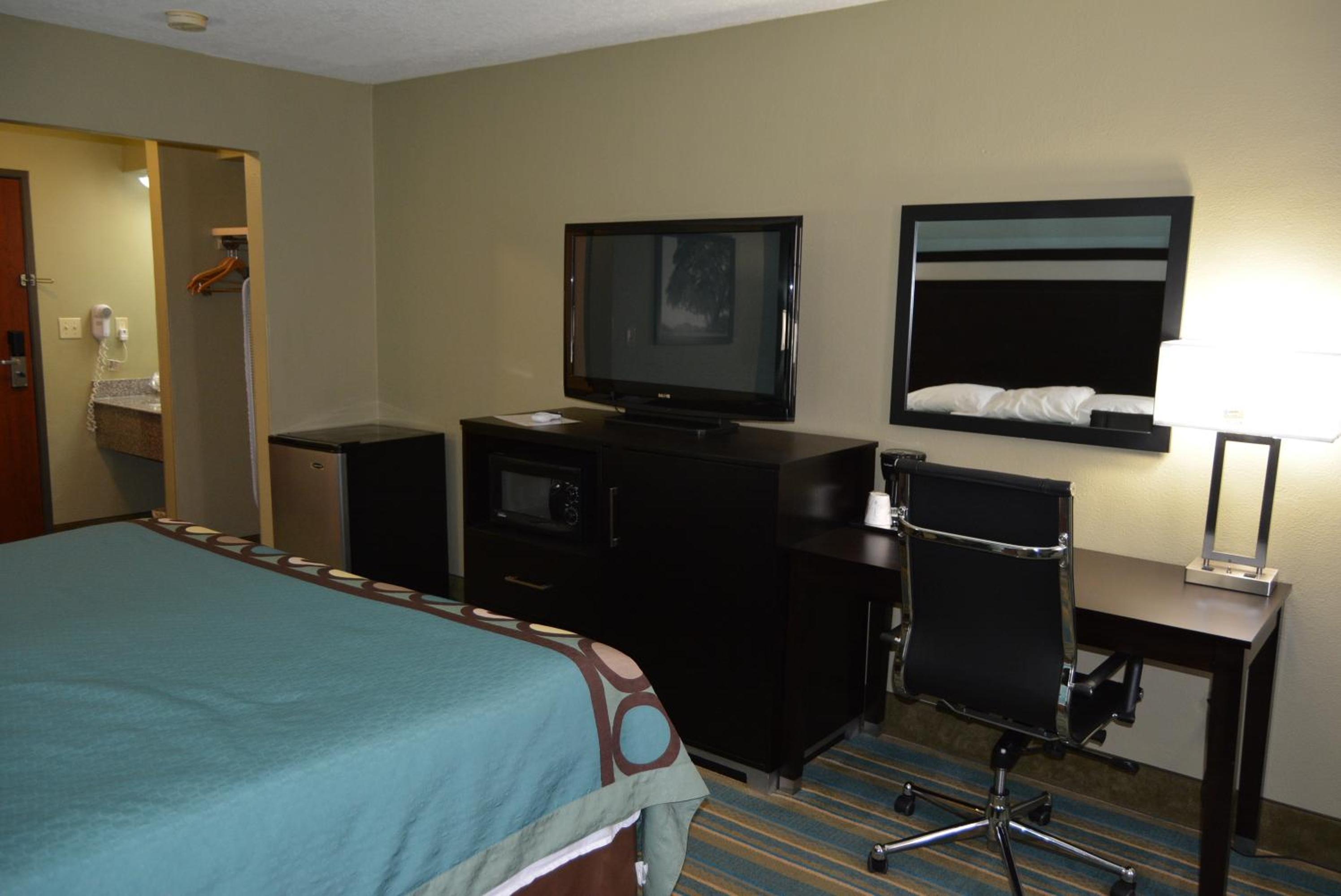 Super 8 by Wyndham Sulphur - Property Image 11
